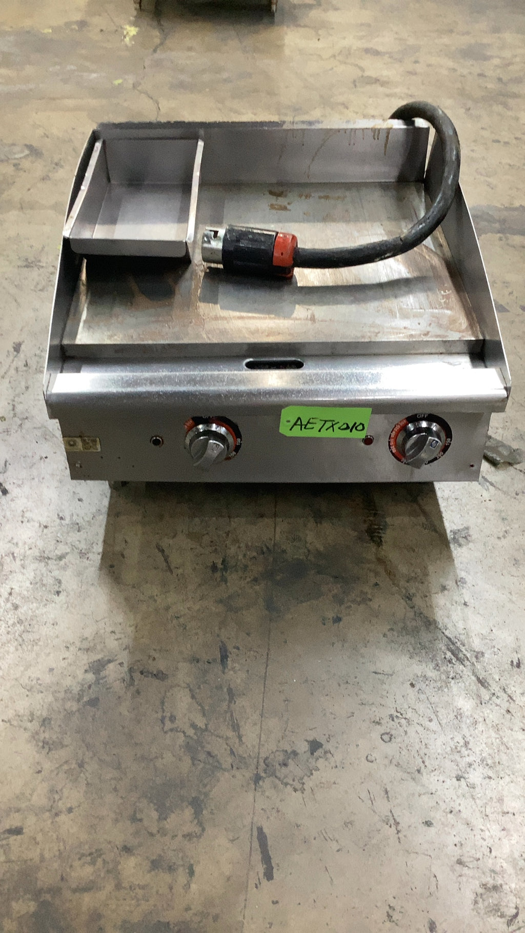 STAR 524TGF-PE50 Electric Griddle W/ 2 Control Knobs And Grease Trap