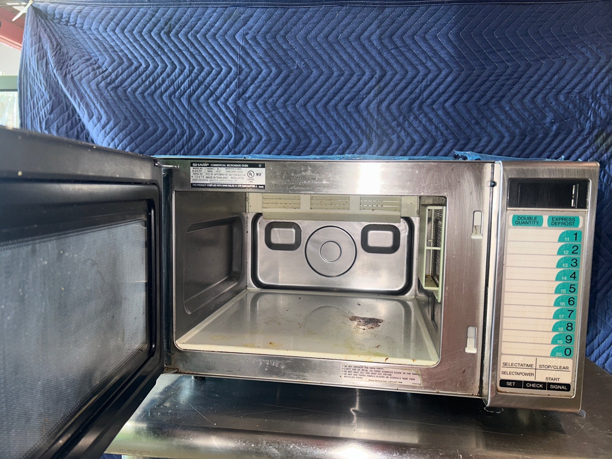 SHARP R-21LTF Commercial Microwave Oven