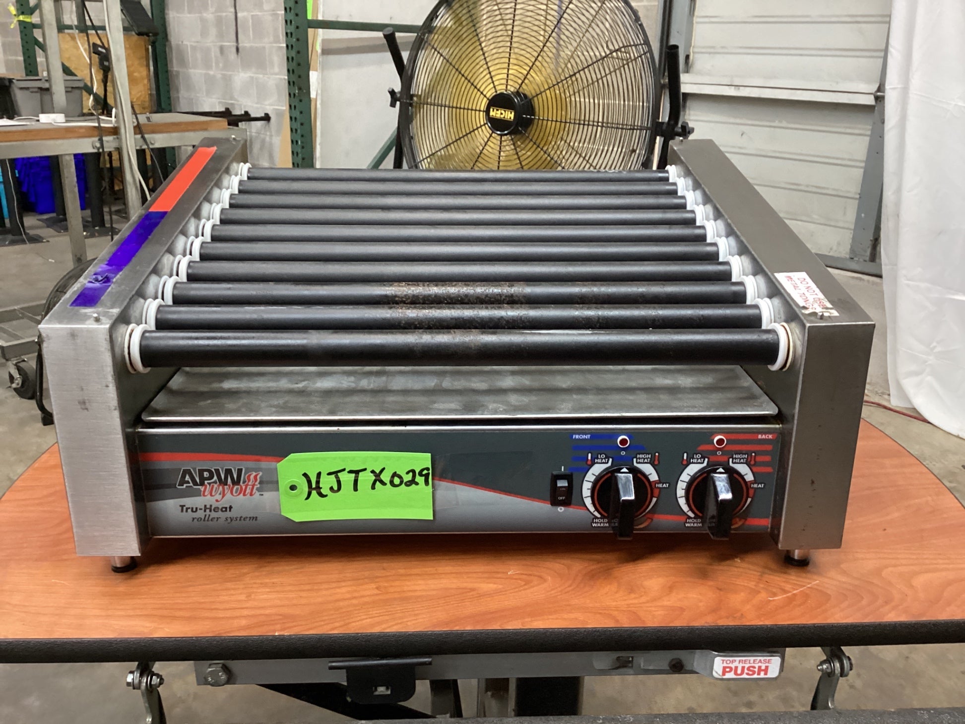 APW Wyott HRS-31S, 30 Hot Dog Roller Grill