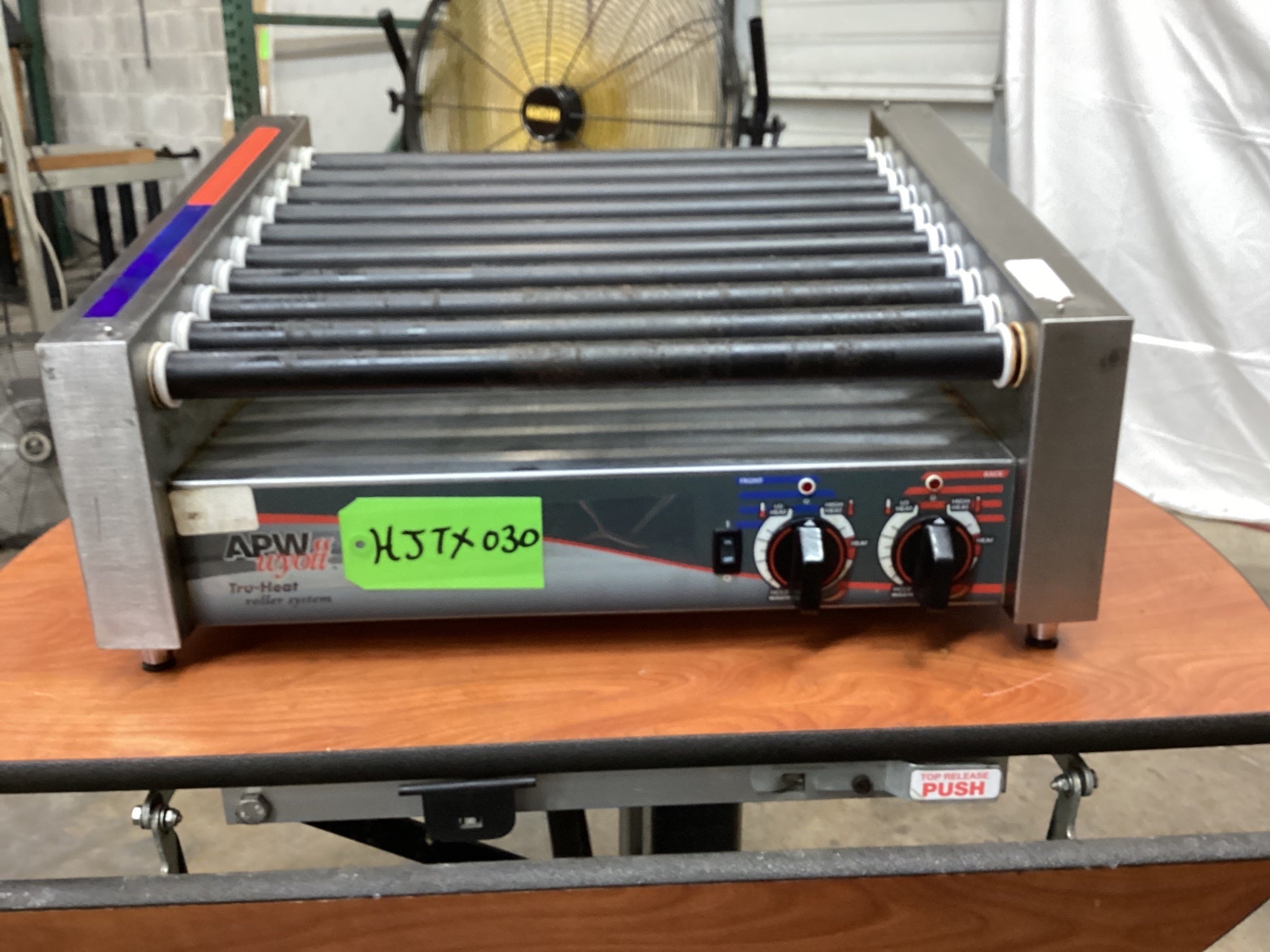 APW Wyott HRS-31S, 30 Hot Dog Roller Grill