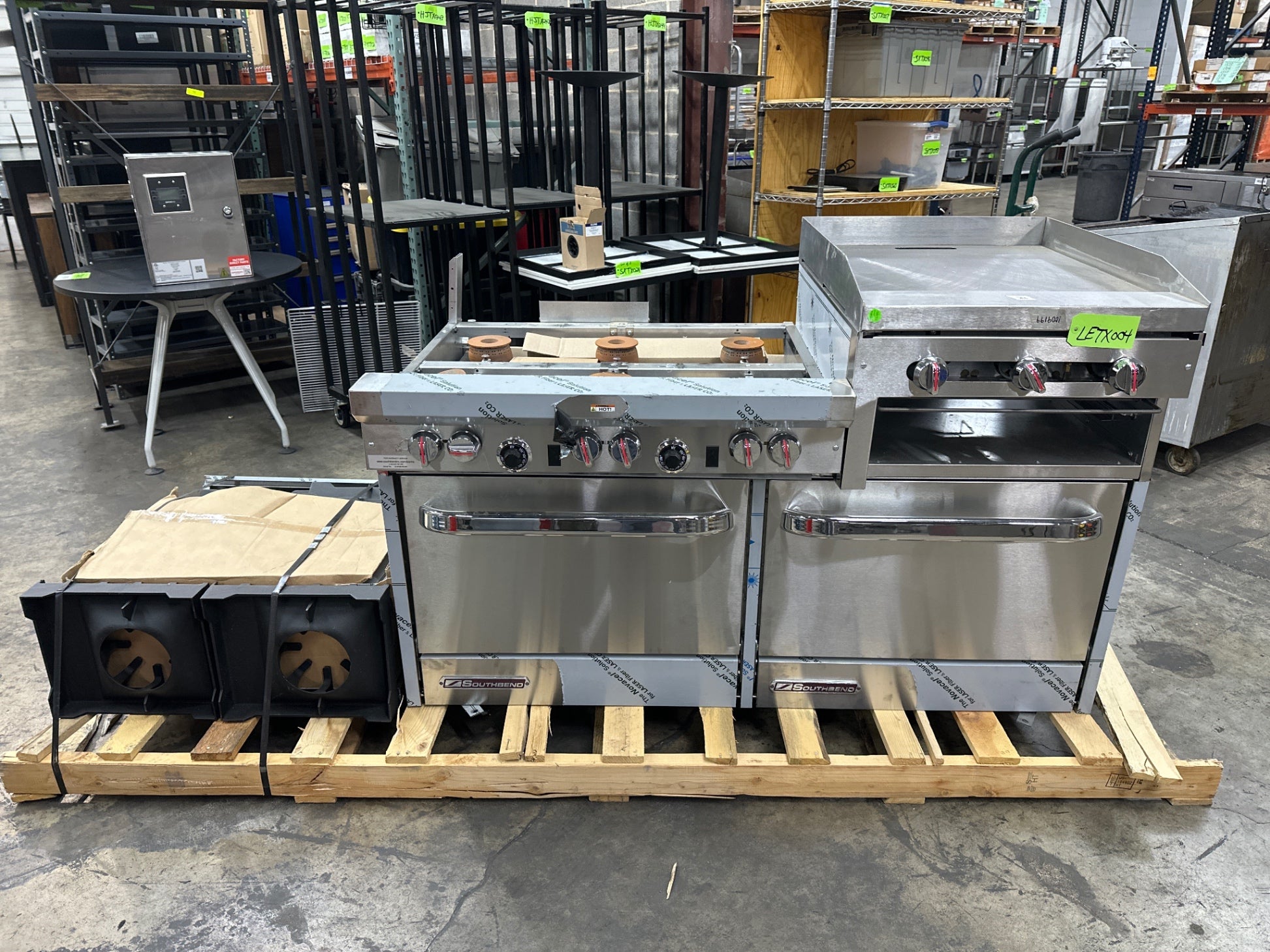 Southbend S601DD-2RR 60" Gas Restaurant Range W/ (6) Open Burners, 24" Raised Griddle/Broiler, (2) Standard Ovens