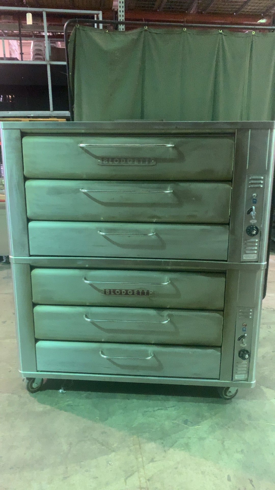 Blodgett 981 Deck Oven, Double Stacked, Natural Gas 6 Drawers, 50,000 BTU/Hr Each, On Casters, Stainless Steel