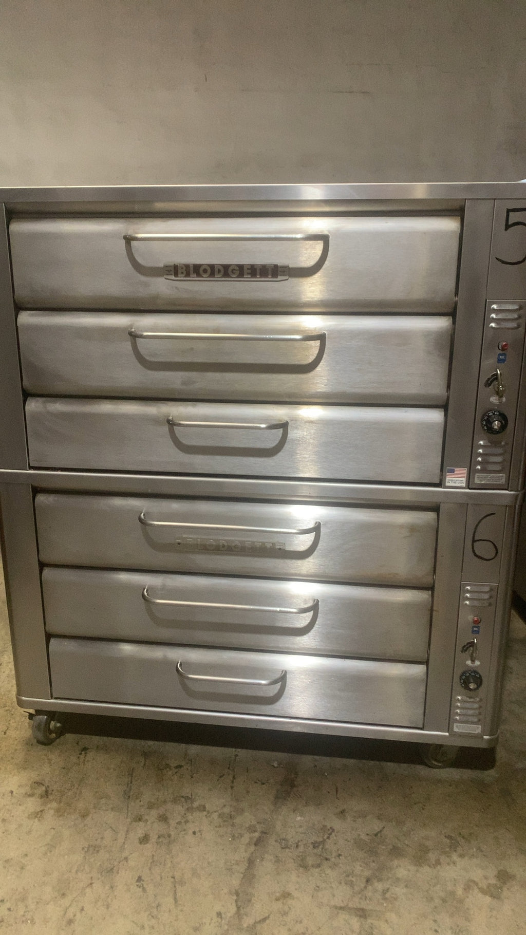 Blodgett 981 Deck Oven, Double Stacked, Natural Gas 6 Drawers, 50,000 BTU/Hr Each, On Casters, Stainless Steel