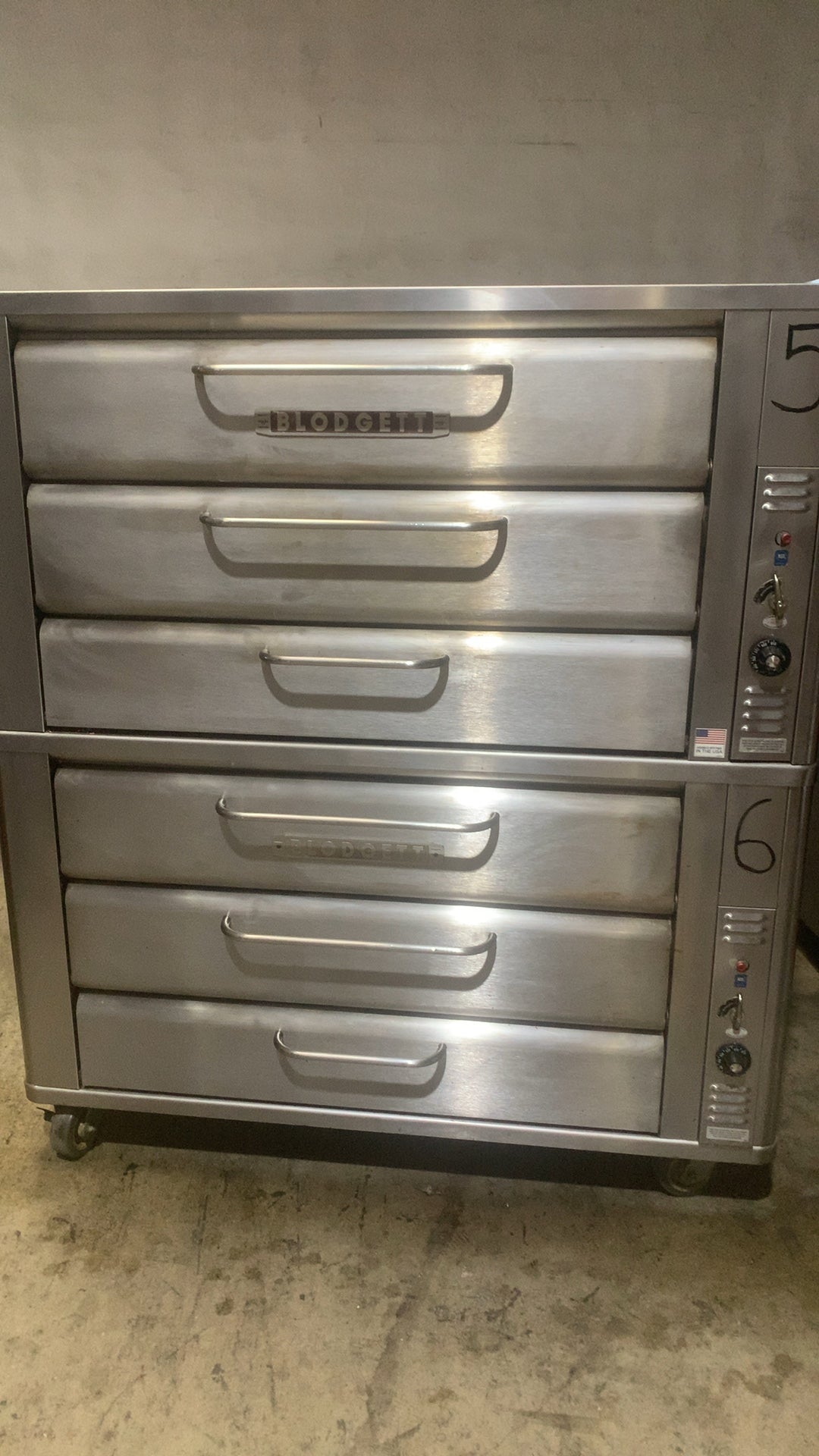 Blodgett 981 Deck Oven, Double Stacked, Natural Gas 6 Drawers, 50,000 BTU/Hr Each, On Casters, Stainless Steel