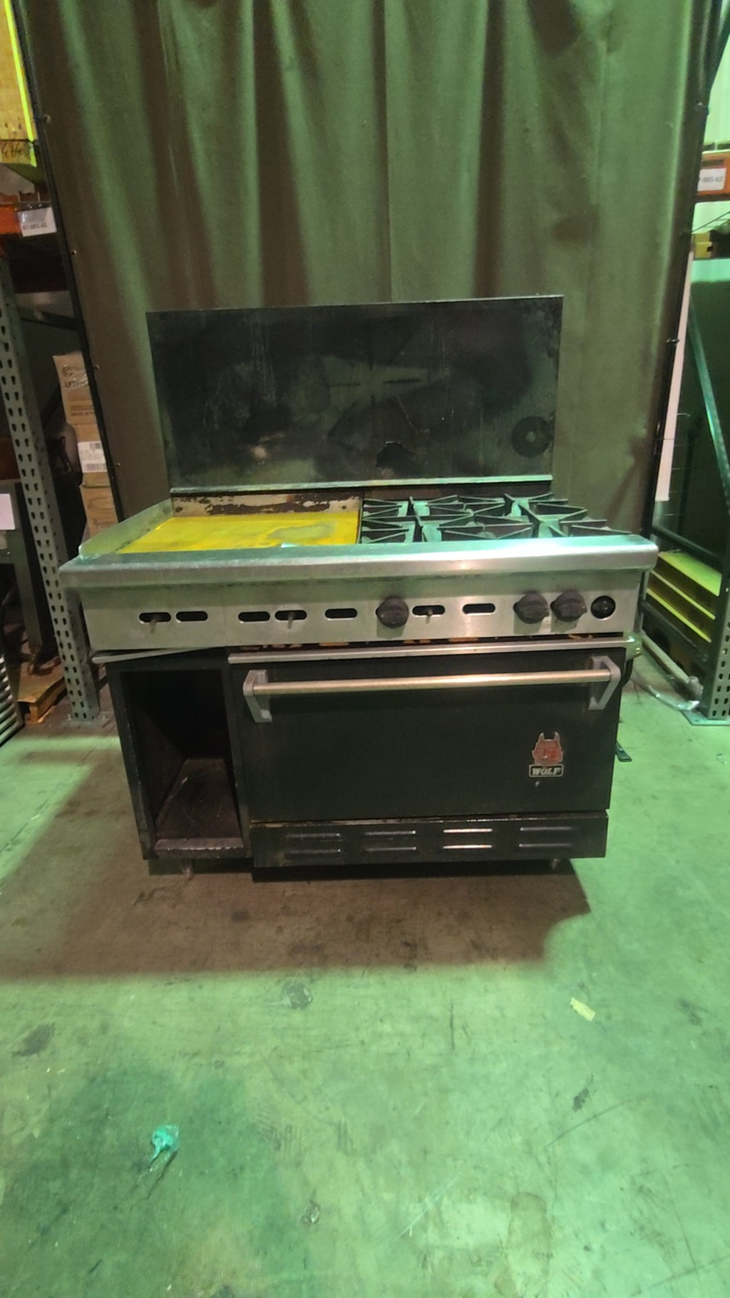 WOLF Challenger XL Commercial Range, With Griddle and Open Burners 4 Burners Oven Base
