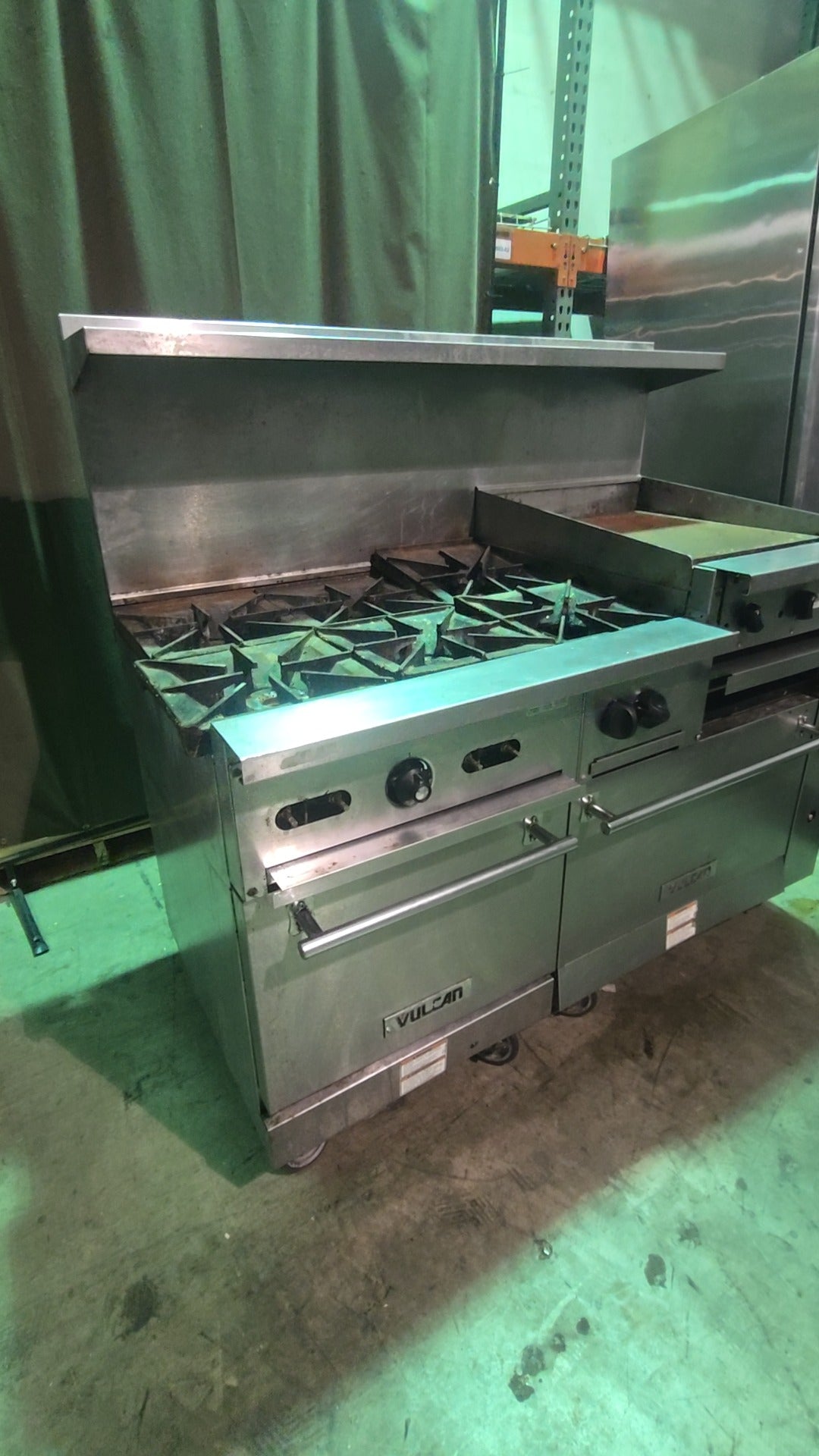 VULCAN VCRH6B24G Commercial Range, Heavy Duty Gas, 6 Burners with Griddle Stainless Steel, On Casters