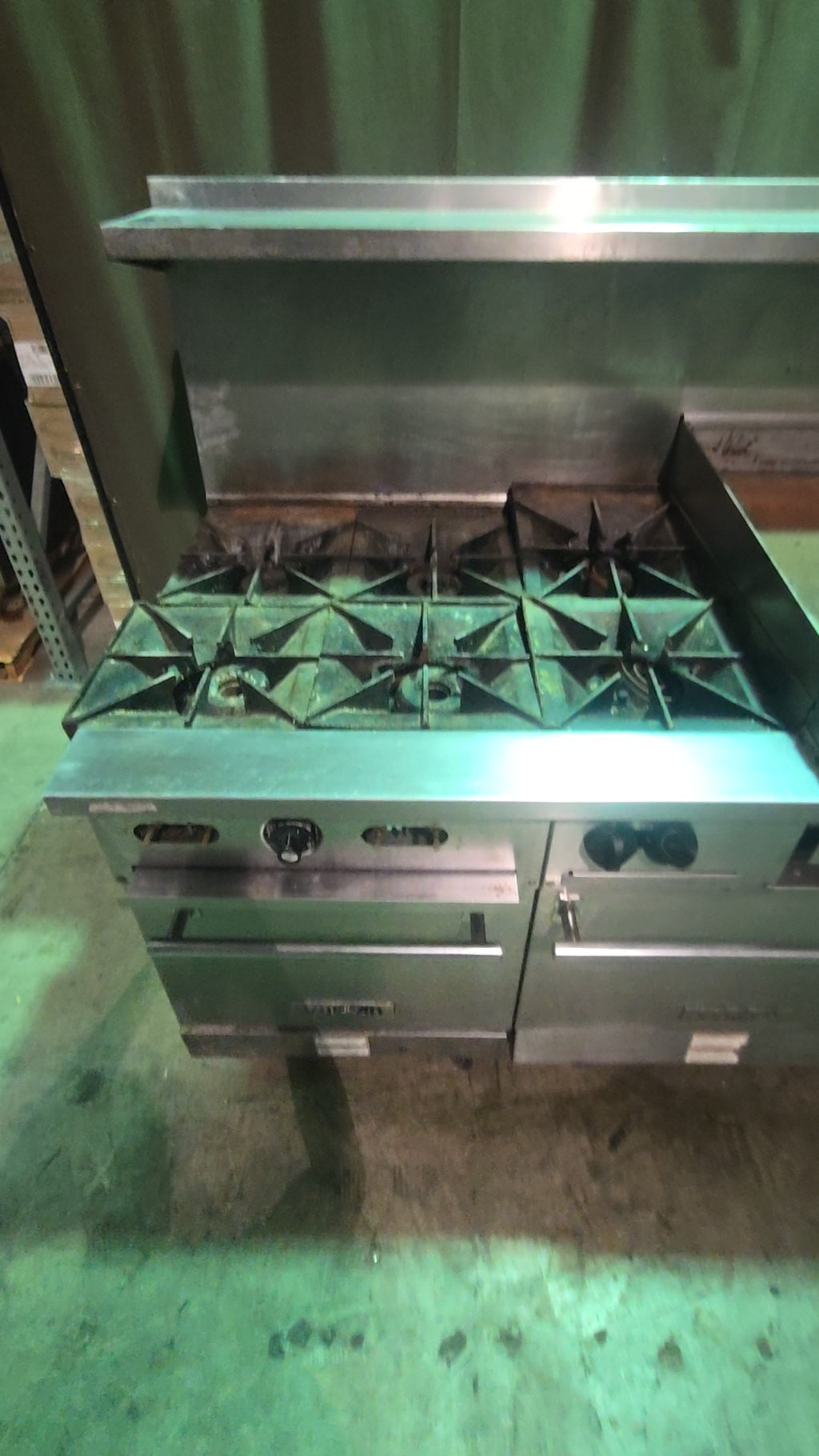 VULCAN VCRH6B24G Commercial Range, Heavy Duty Gas, 6 Burners with Griddle Stainless Steel, On Casters