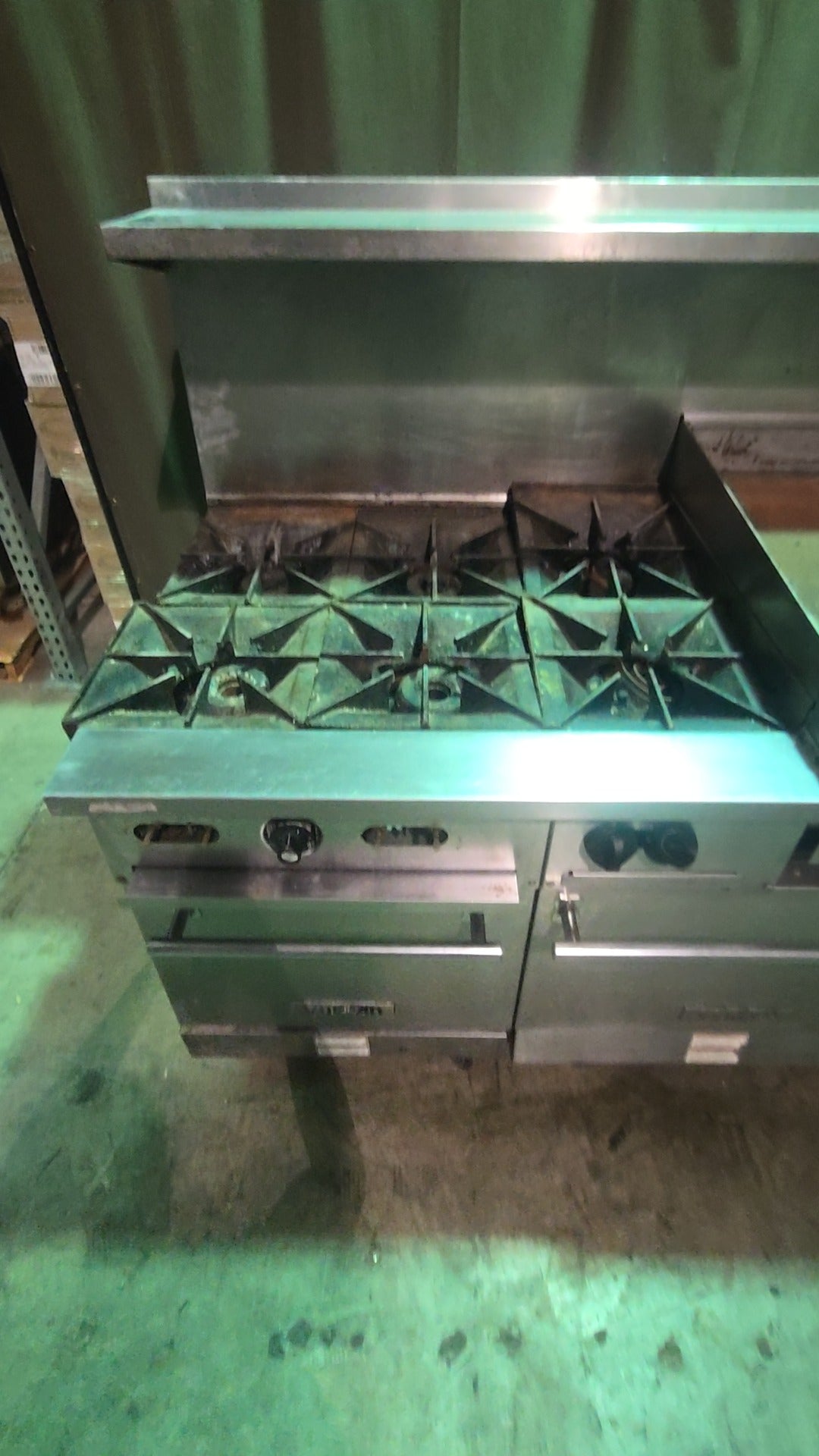 VULCAN VCRH6B24G Commercial Range, Heavy Duty Gas, 6 Burners with Griddle Stainless Steel, On Casters