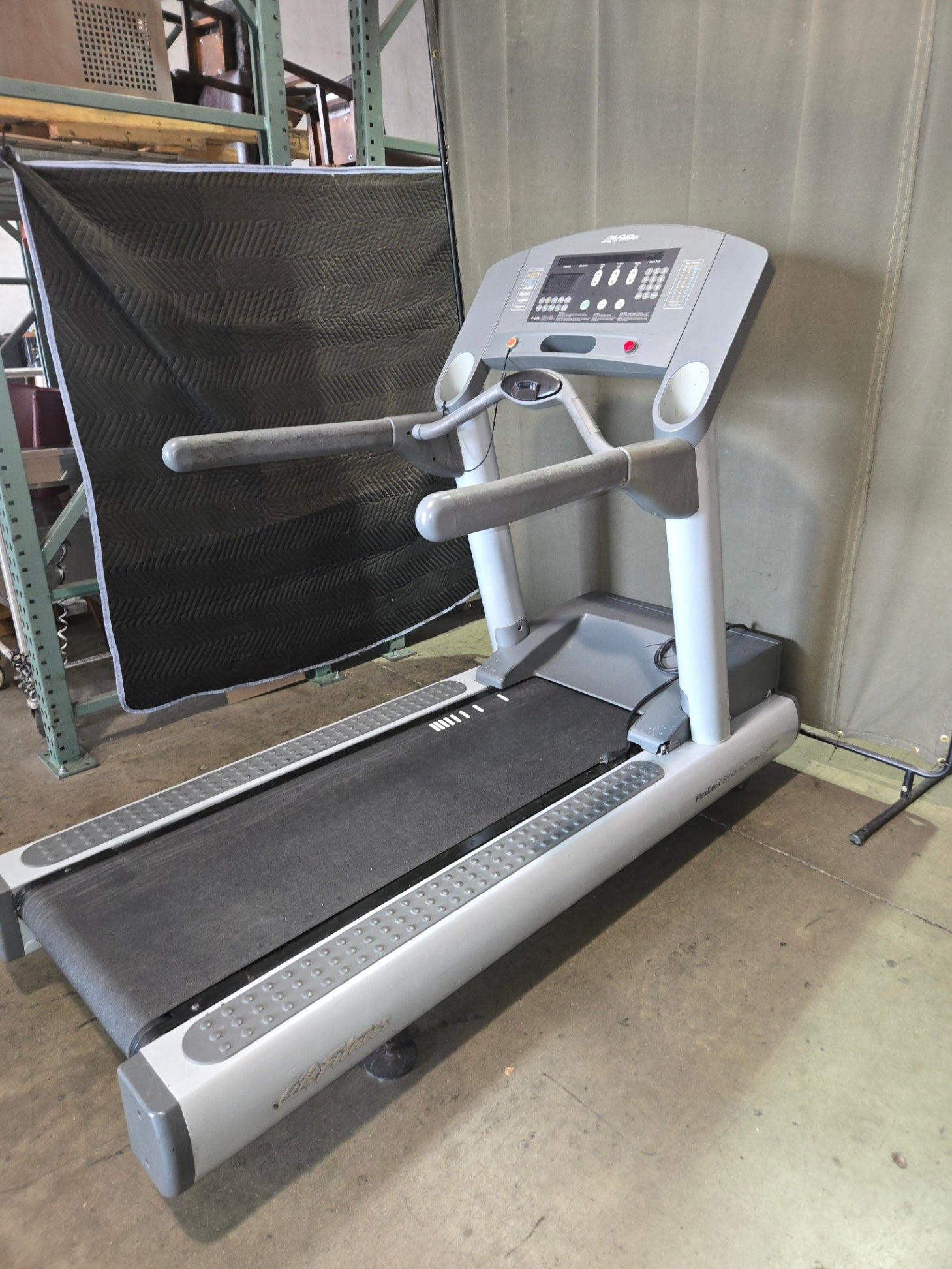 Life Fitness CLST Commercial Treadmill Featuring The FlexDeck Shock Absorption System.