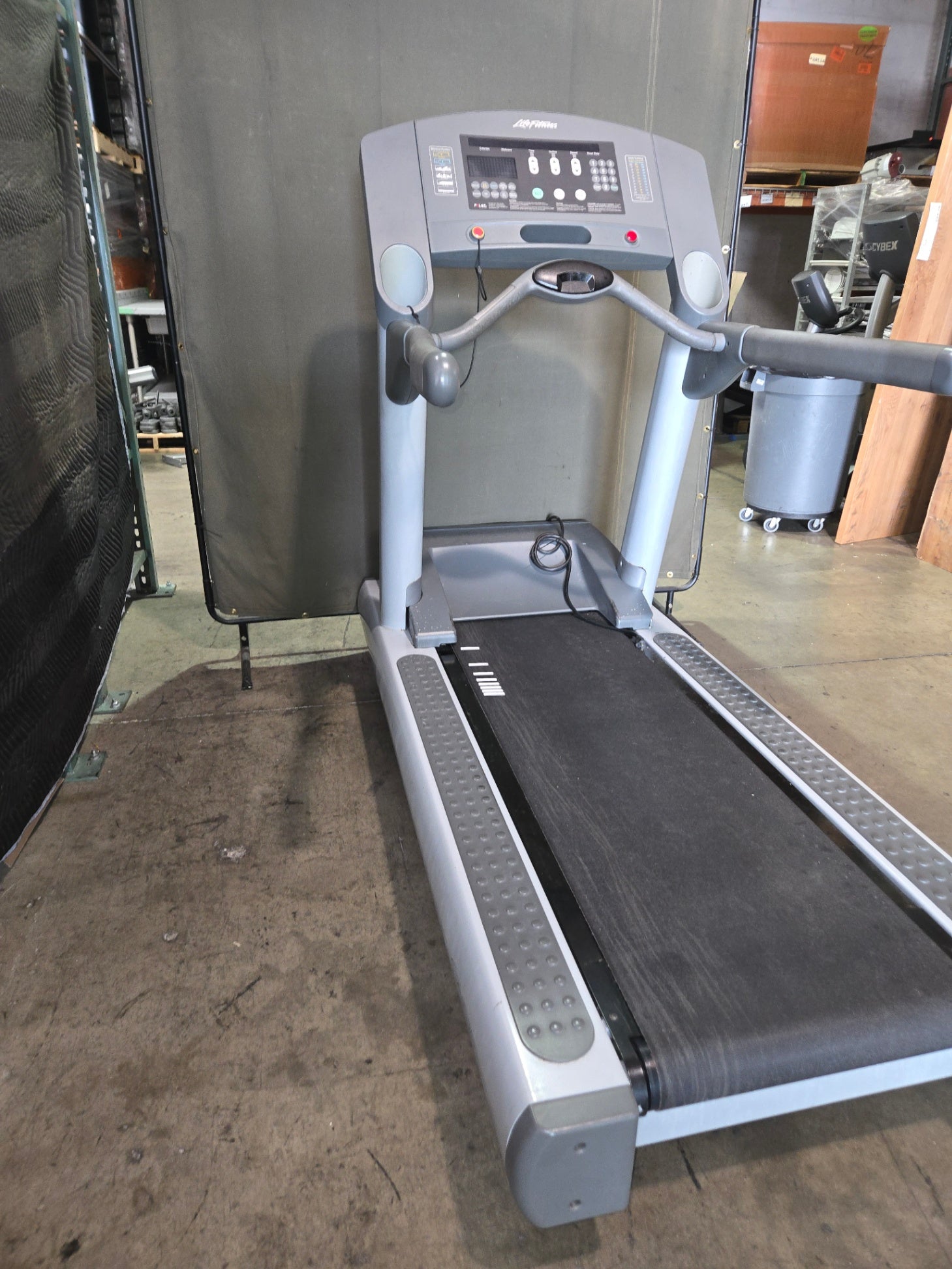 Life Fitness CLST Commercial Treadmill Featuring The FlexDeck Shock Absorption System.