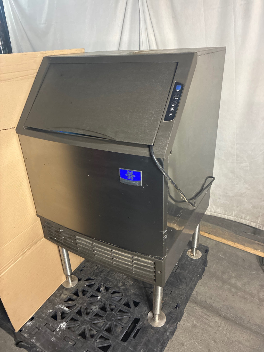 Manitowoc UYF0140A-161B Ice Maker W/ Storage