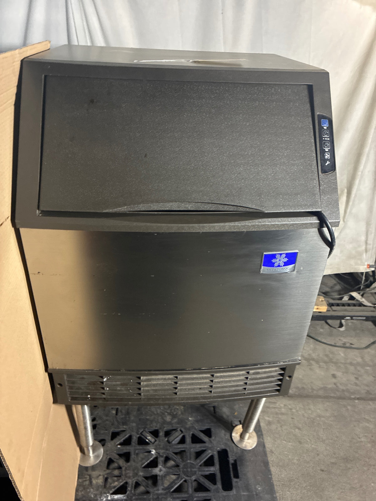 Manitowoc UYF0140A-161B Ice Maker W/ Storage
