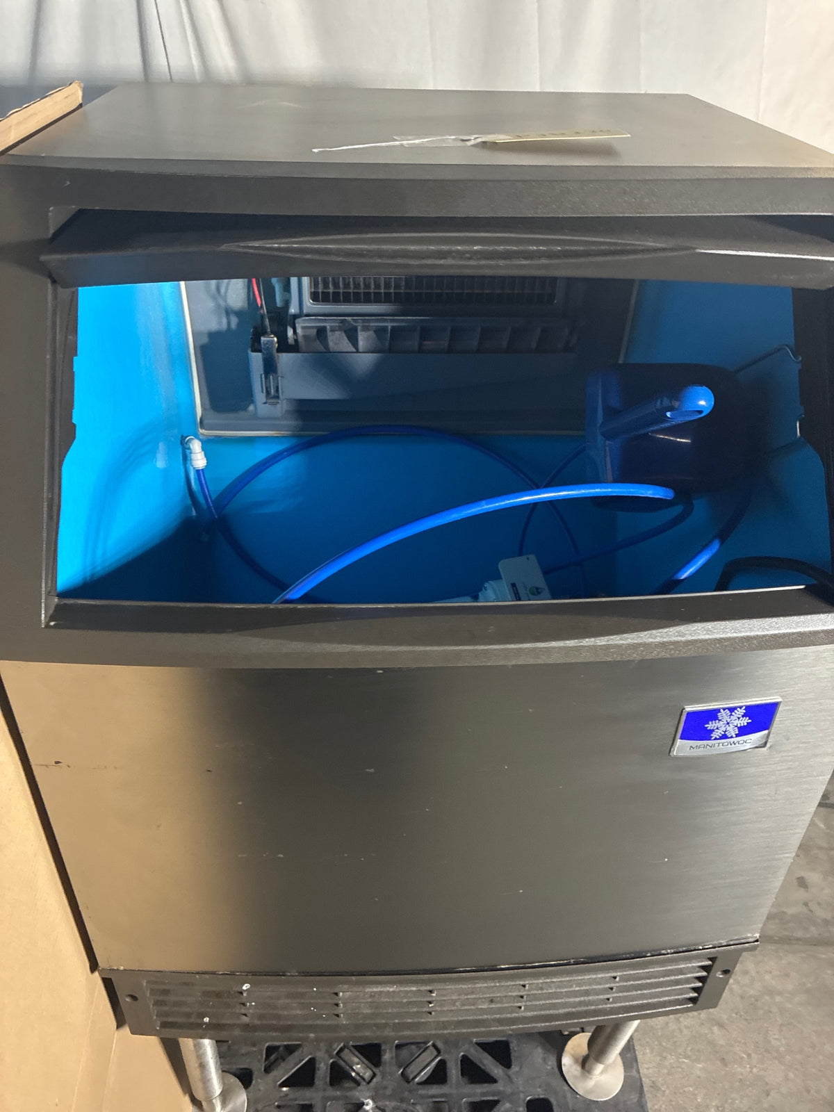 Manitowoc UYF0140A-161B Ice Maker W/ Storage