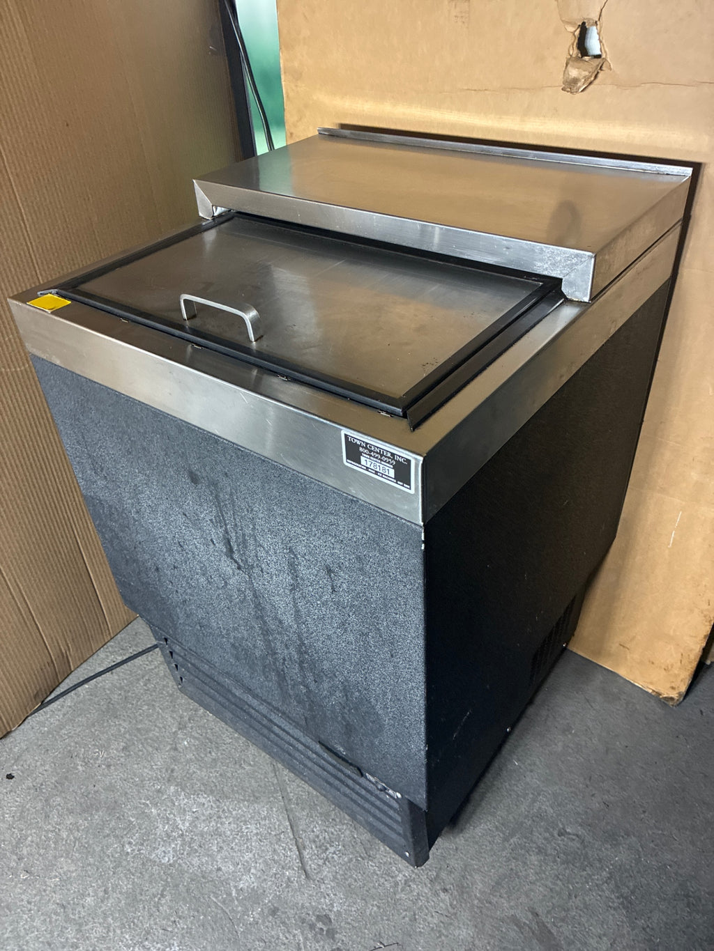 Glastender MF24 Mug Froster, Single Sliding Door, Mobile