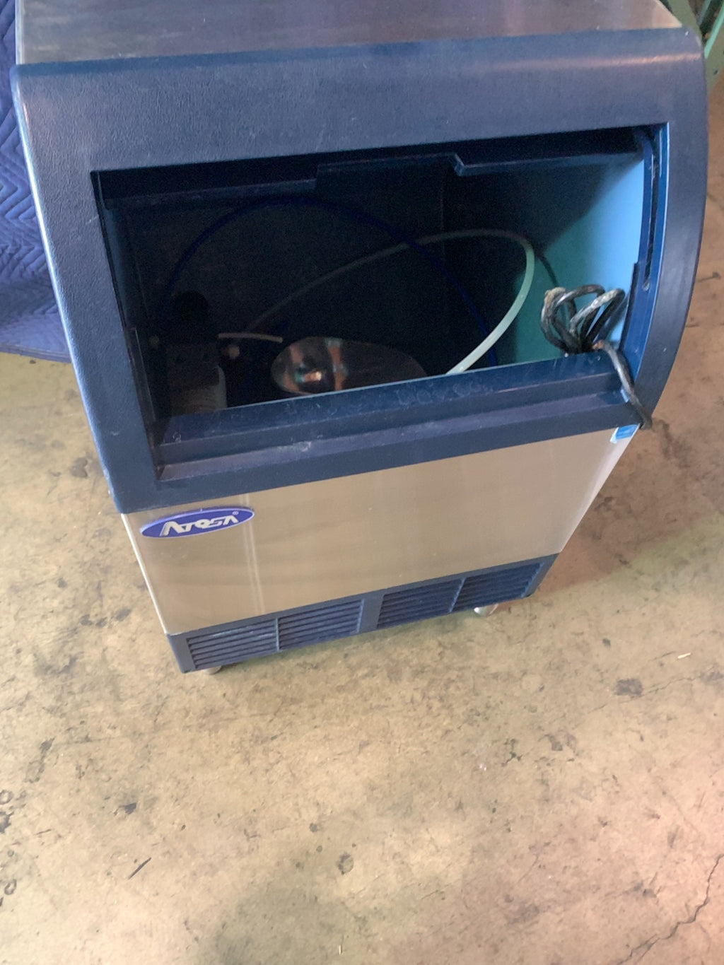 ATOSA YR280-AP-161 Ice Maker, Self-Contained 88 lb Bin Capacity 115V Stainless Steel Exterior
