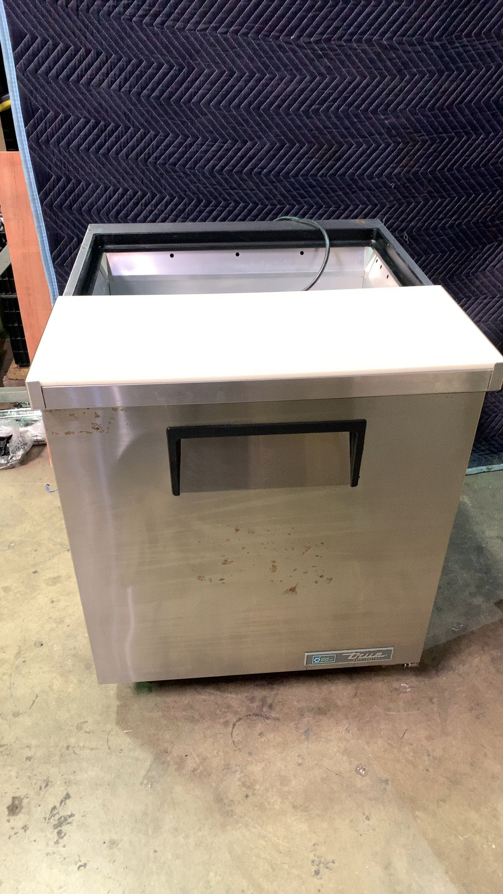 True TSSU-27-08-HC Refrigerated Prep Table, Sandwich/Salad Unit Undercounter 1 Door Cutting Board Top Hydrocarbon Refrigerant