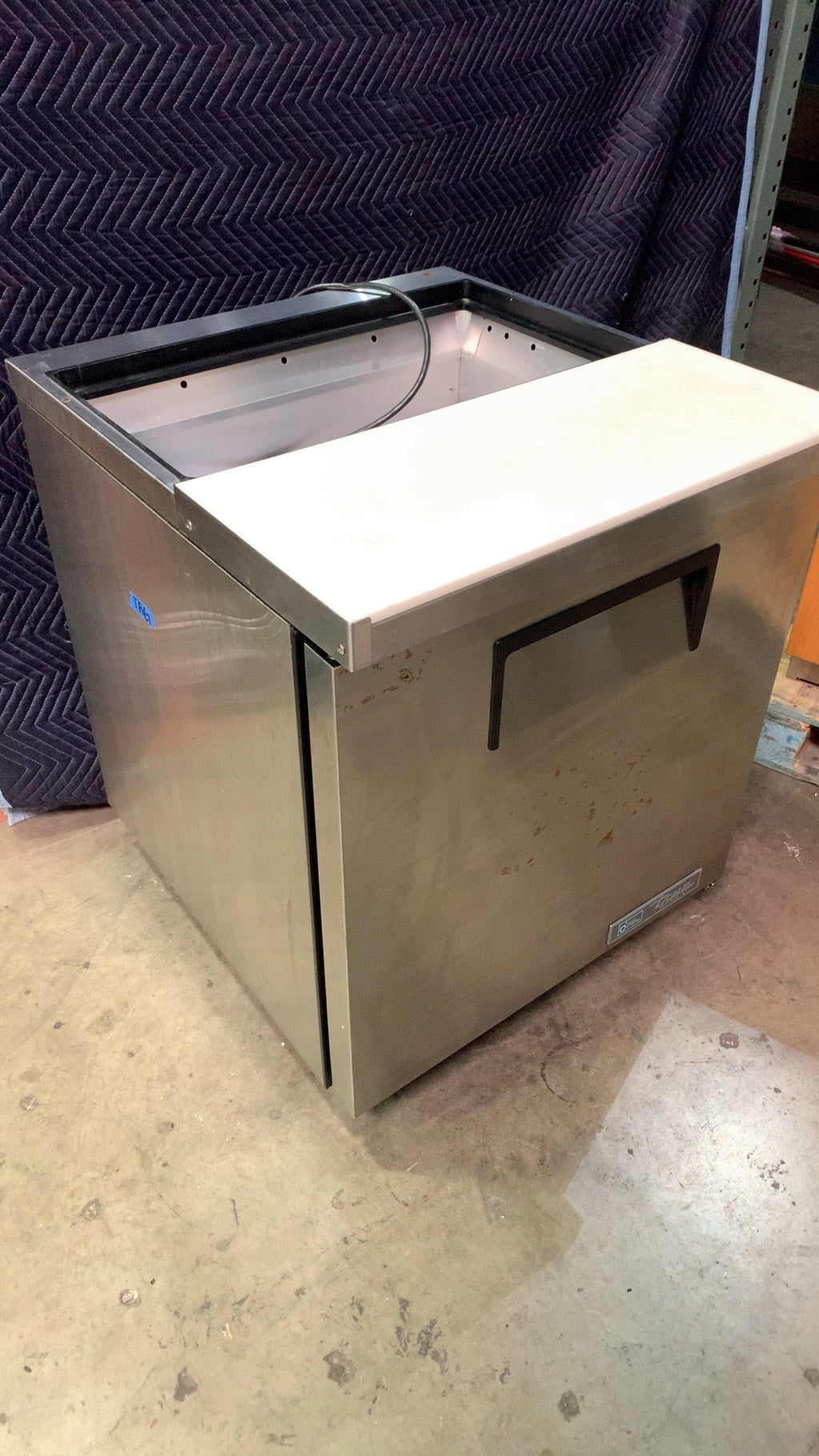 True TSSU-27-08-HC Refrigerated Prep Table, Sandwich/Salad Unit Undercounter 1 Door Cutting Board Top Hydrocarbon Refrigerant