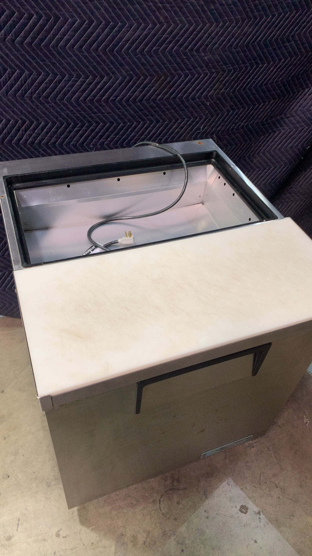 True TSSU-27-08-HC Refrigerated Prep Table, Sandwich/Salad Unit Undercounter 1 Door Cutting Board Top Hydrocarbon Refrigerant