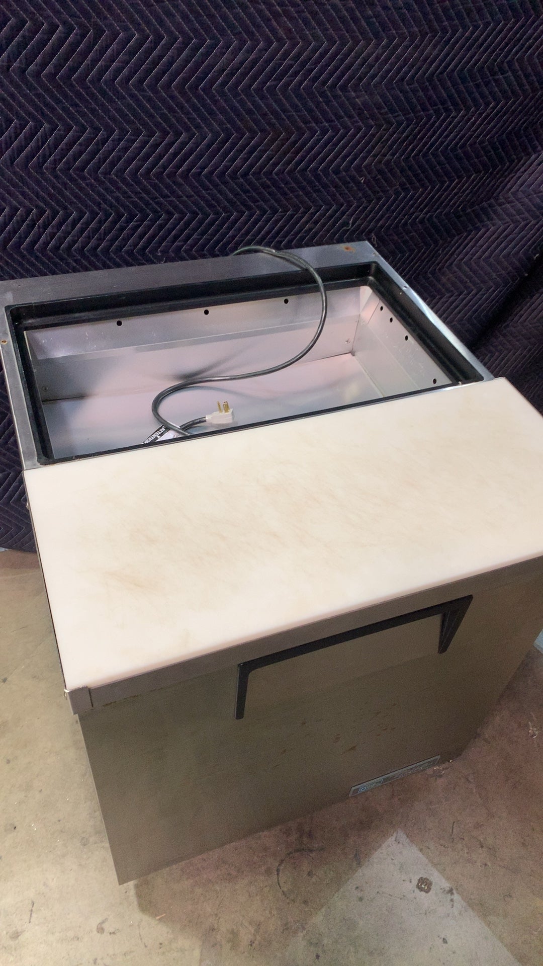 True TSSU-27-08-HC Refrigerated Prep Table, Sandwich/Salad Unit Undercounter 1 Door Cutting Board Top Hydrocarbon Refrigerant