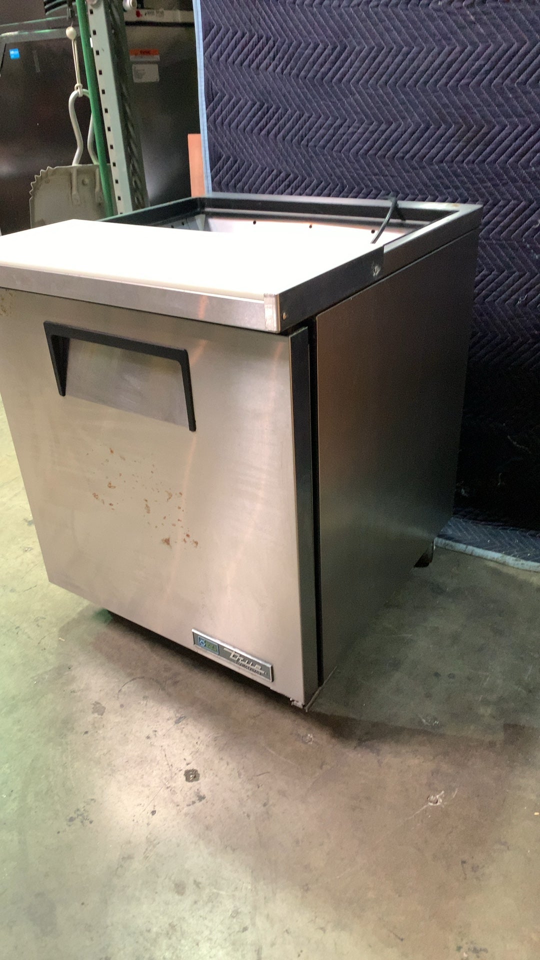 True TSSU-27-08-HC Refrigerated Prep Table, Sandwich/Salad Unit Undercounter 1 Door Cutting Board Top Hydrocarbon Refrigerant