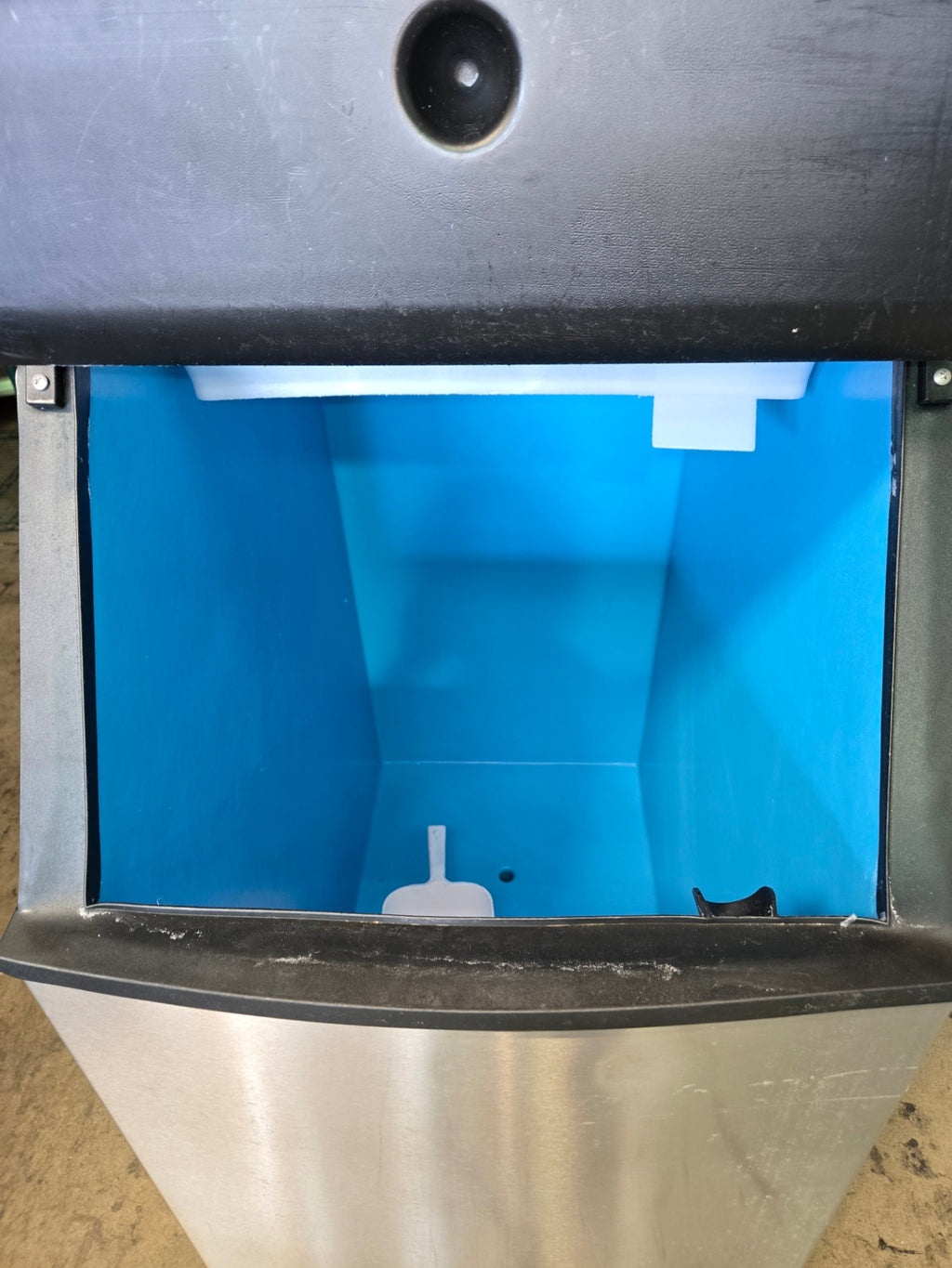 Manitowoc KDT0420A-161 Ice Machine Head and Bin Combination, Air Cooled 115 Volt NSF Certified on Wheels