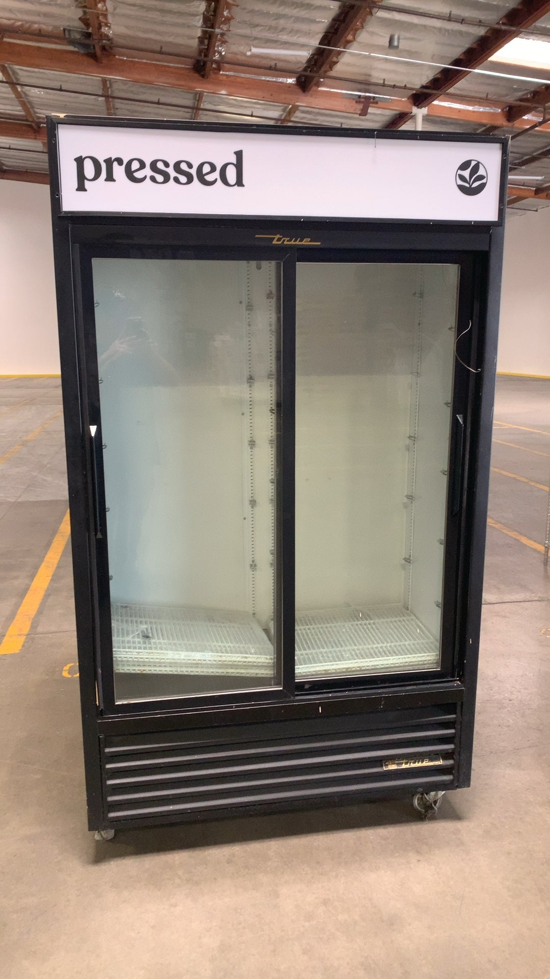 True GDM-41SL-LD Refrigerated Display, Upright Two Sliding Glass Doors 115V NSF UL Listed