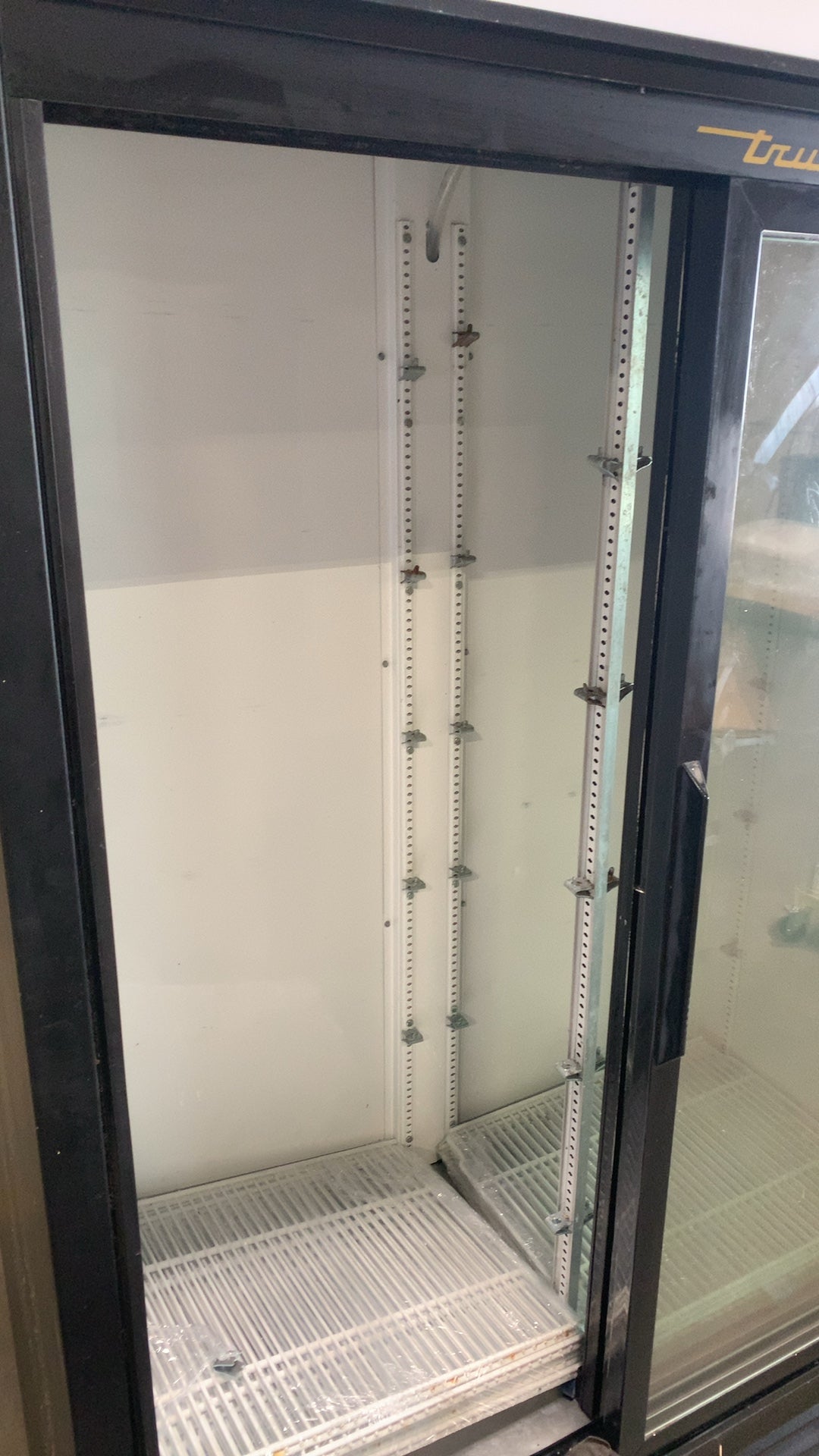 True GDM-41SL-LD Refrigerated Display, Upright Two Sliding Glass Doors 115V NSF UL Listed