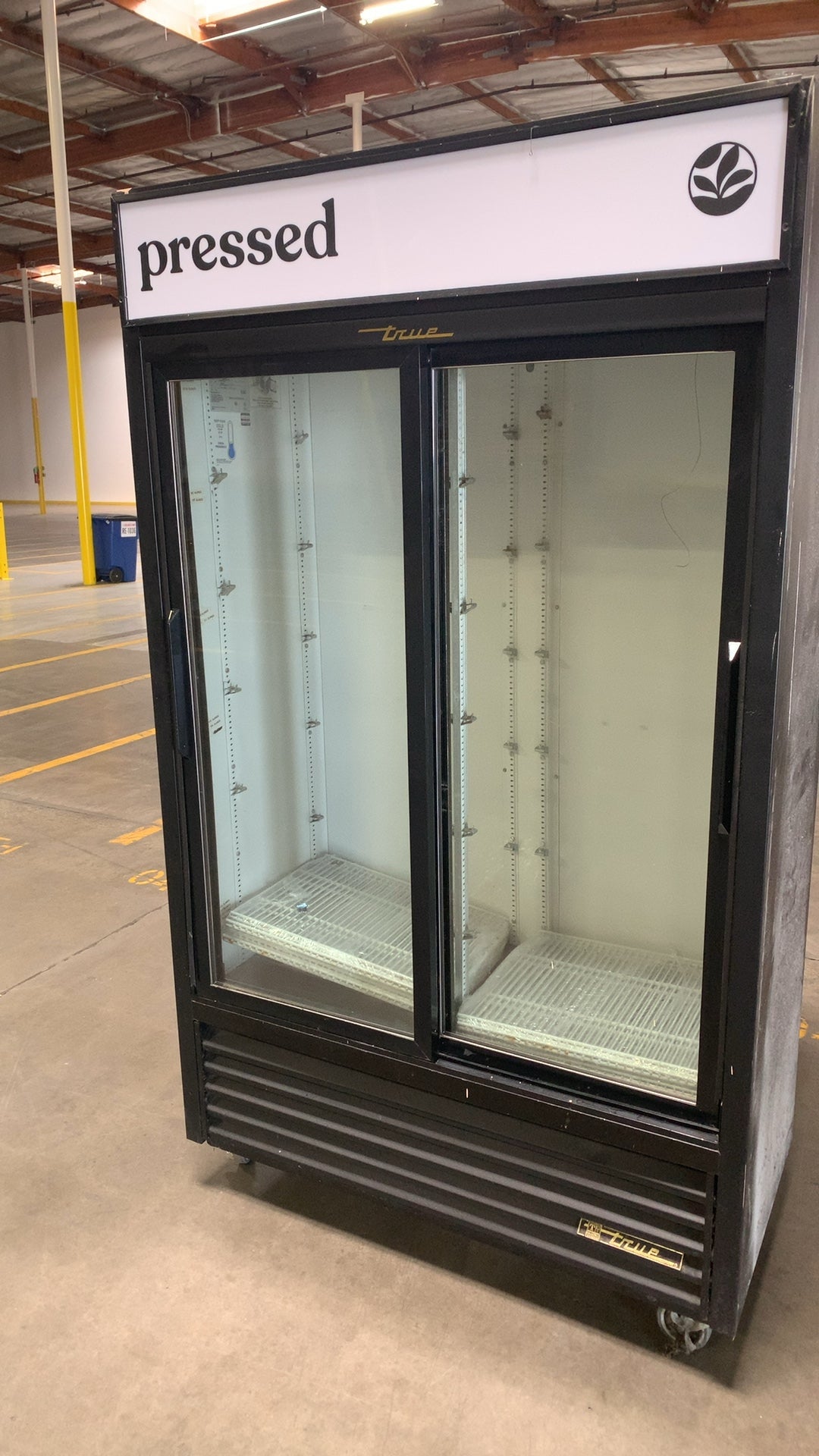 True GDM-41SL-LD Refrigerated Display, Upright Two Sliding Glass Doors 115V NSF UL Listed