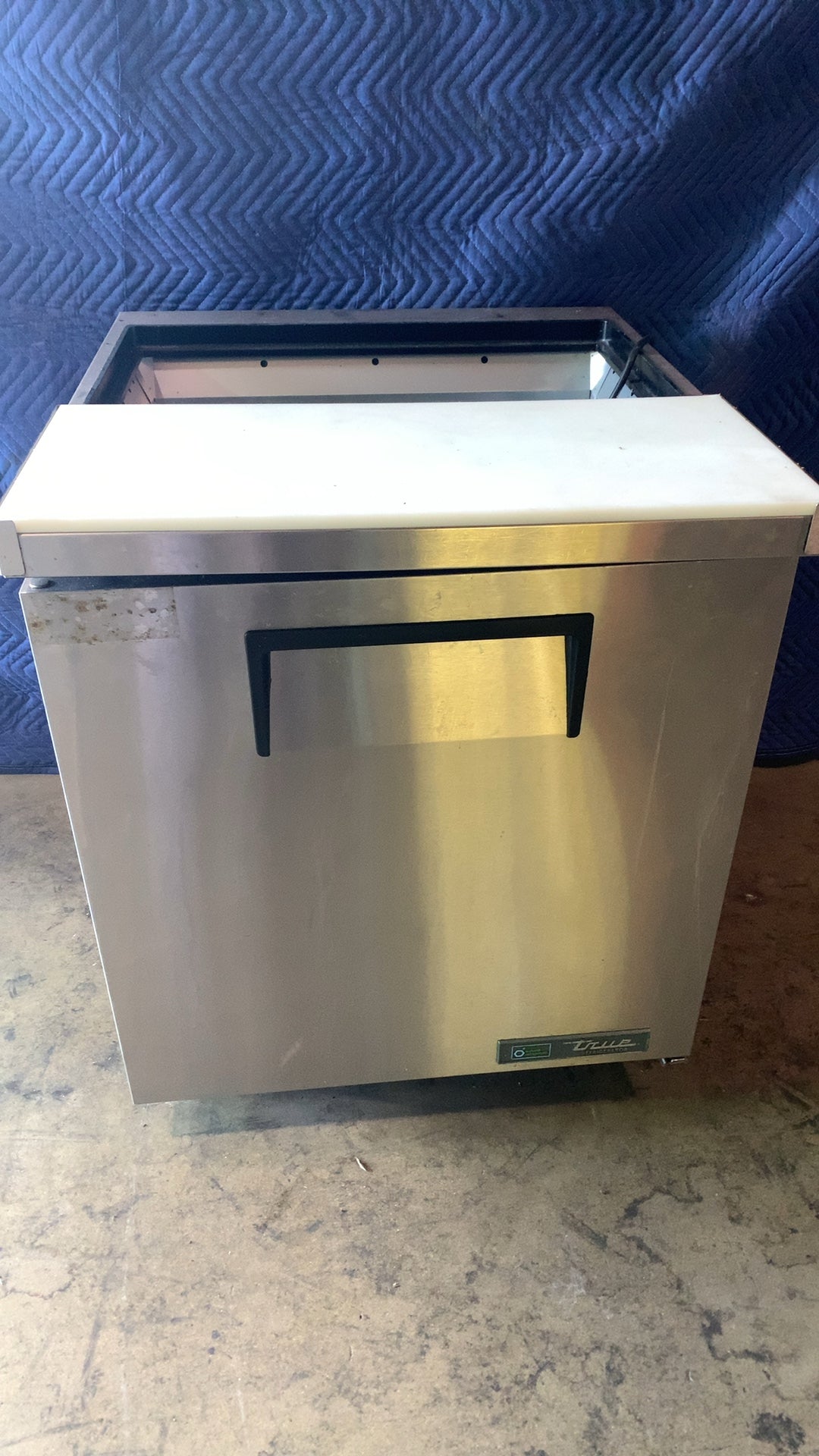 True TSSU-27-08-HC Refrigerated Prep Table, Sandwich/Salad Unit Stainless Steel One Door 115V