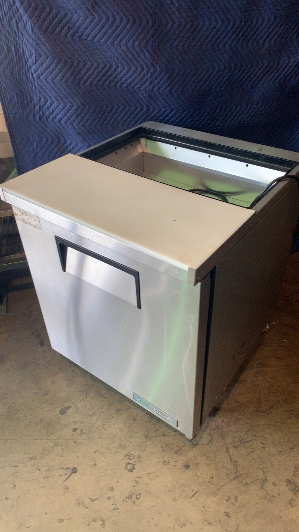 True TSSU-27-08-HC Refrigerated Prep Table, Sandwich/Salad Unit Stainless Steel One Door 115V