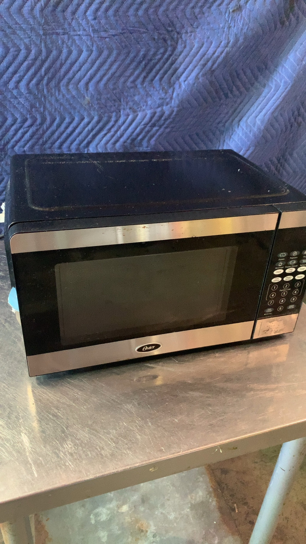 Oster OGCMV207S7-07 Microwave Oven, Countertop 0.7 cu.ft. Capacity Digital Controls Turntable