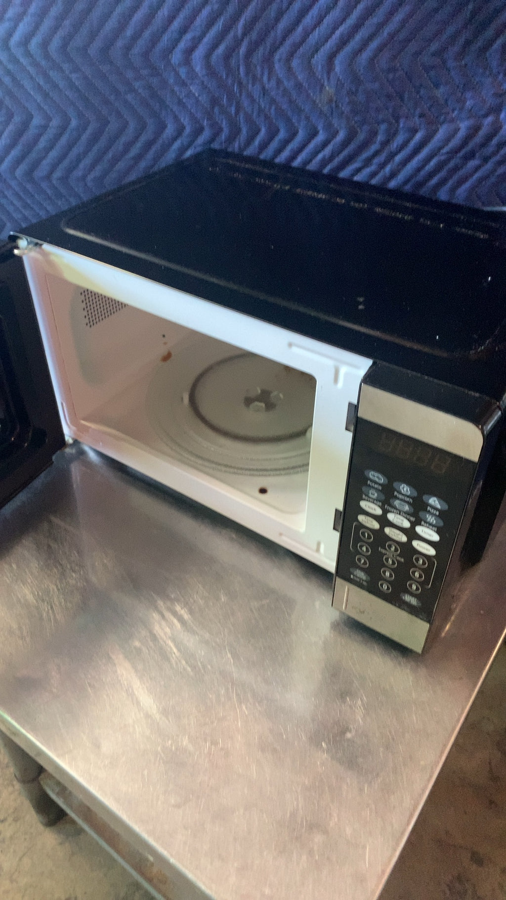 Oster OGCMV207S7-07 Microwave Oven, Countertop 0.7 cu.ft. Capacity Digital Controls Turntable