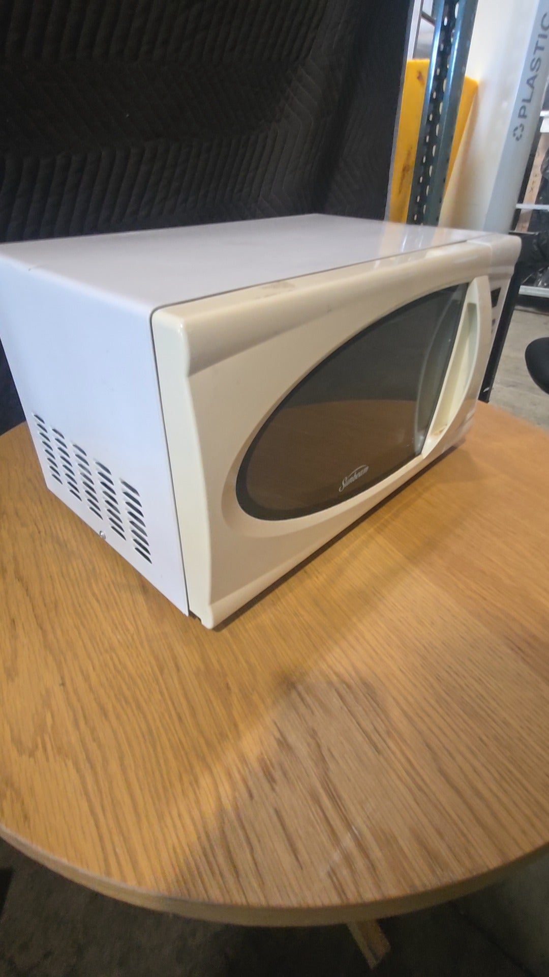 Sunbeam SGDJ701 Microwave Oven, Household Countertop 700W Output 1050W Input Power White