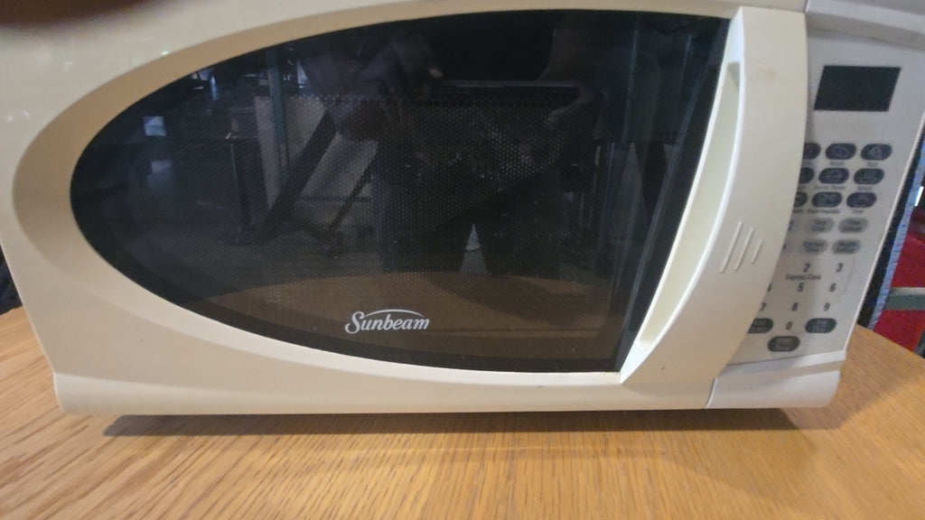 Sunbeam SGDJ701 Microwave Oven, Household Countertop 700W Output 1050W Input Power White