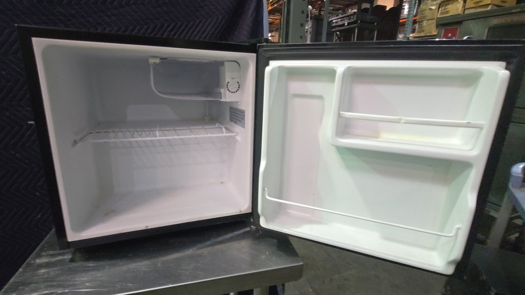 Midea WHS-65LB1 Refrigerator, Compact 1.6 cu.ft 115V Black