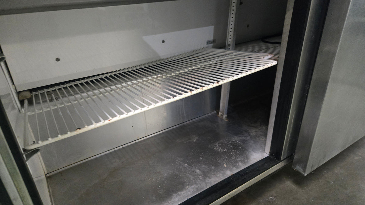 True TSSU-60-16-HC Refrigerated Prep Table, Sandwich/Salad 2-Door Stainless Steel R290 Refrigerant