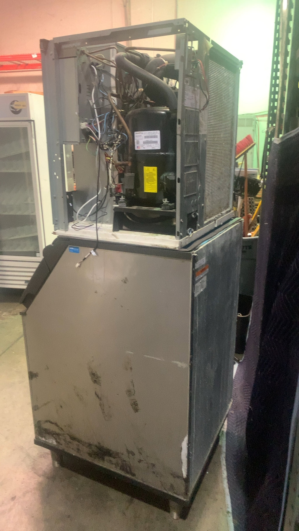 Manitowoc IY1106A-261 Ice Maker, Commercial Air Cooled Cube with Storage Bin 208-230V