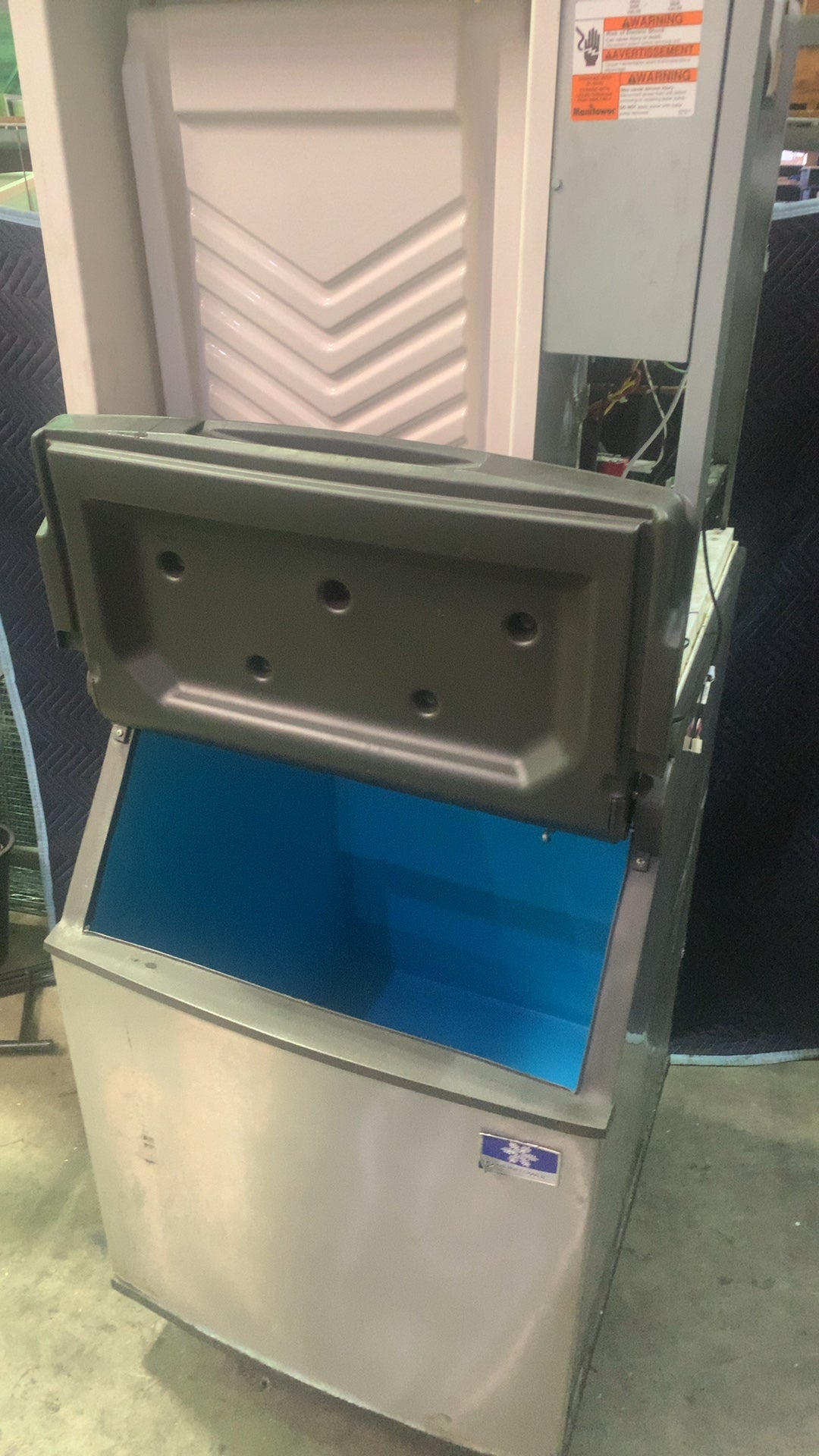 Manitowoc IY1106A-261 Ice Maker, Commercial Air Cooled Cube with Storage Bin 208-230V