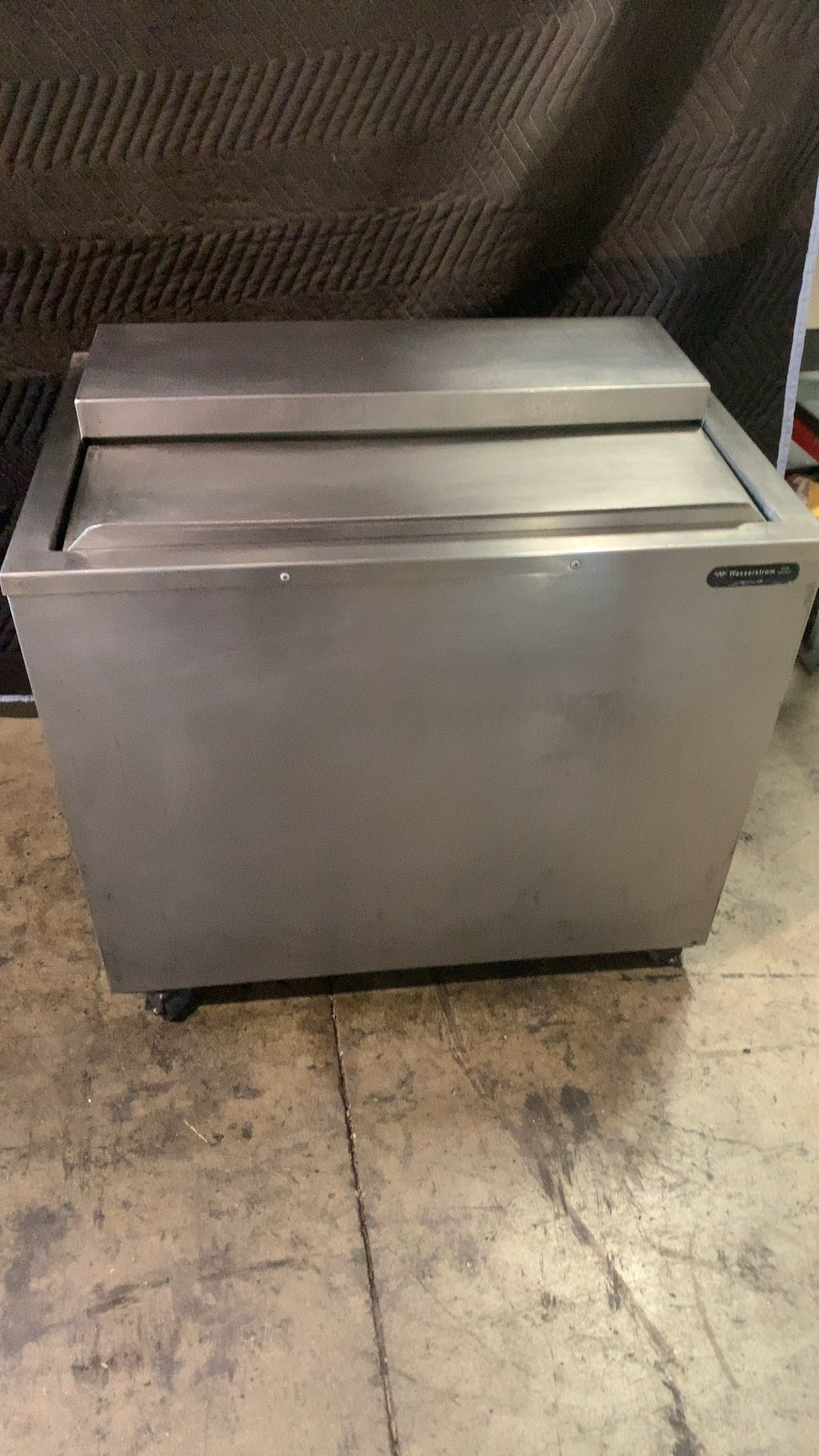 Wasserstrom FR-0452-07-S Refrigerated Well, Open Top Chest Sliding Lid On Casters 115V Single Phase