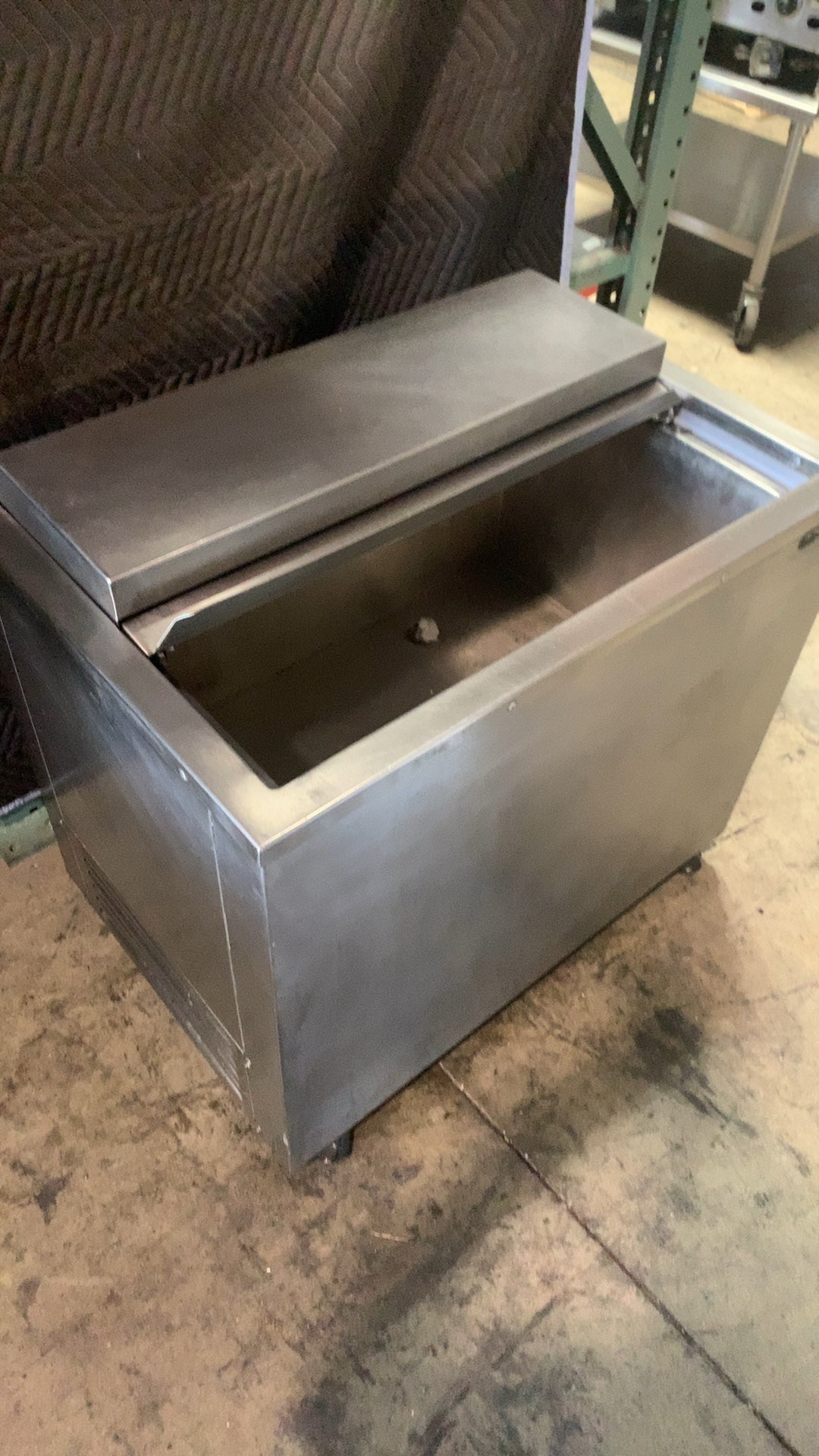 Wasserstrom FR-0452-07-S Refrigerated Well, Open Top Chest Sliding Lid On Casters 115V Single Phase