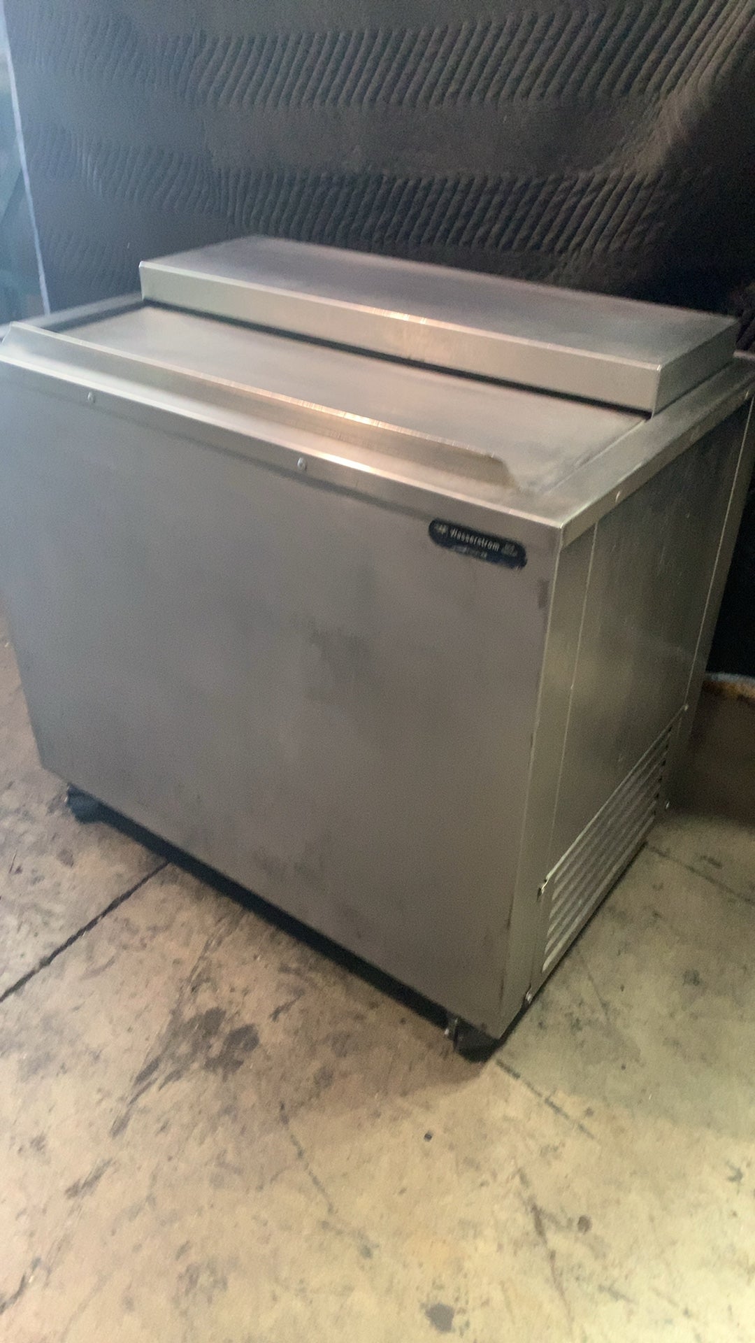 Wasserstrom FR-0452-07-S Refrigerated Well, Open Top Chest Sliding Lid On Casters 115V Single Phase