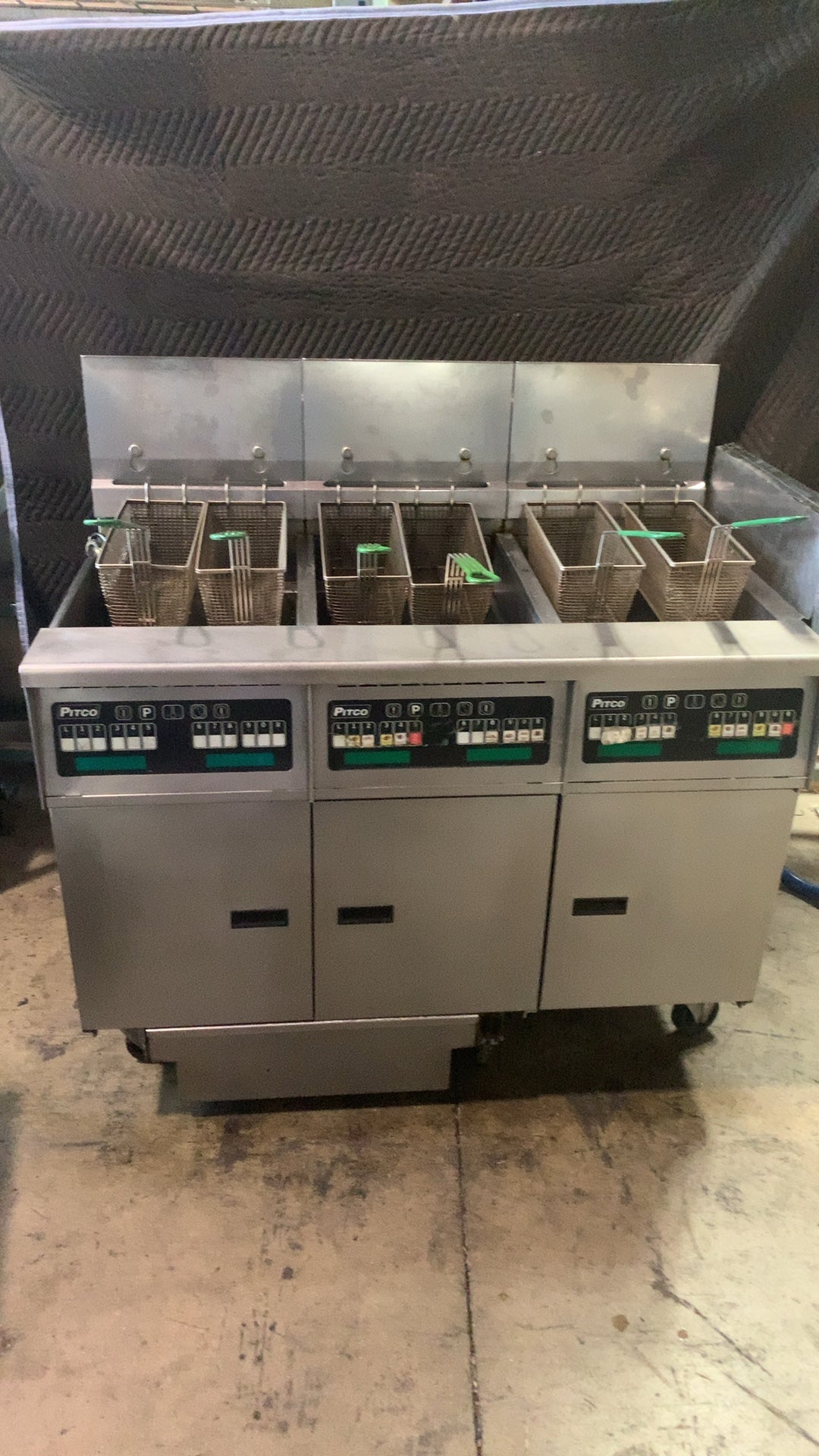 Pitco SGH50 Fryer, Triple Gas Deep Fryer Automatic Controls 50 lb Capacity per well 80000 BTU/h 115V