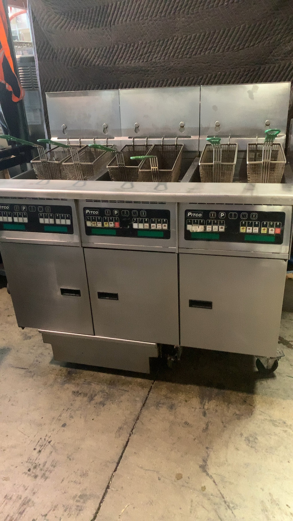 Pitco SGH50 Fryer, Triple Gas Deep Fryer Automatic Controls 50 lb Capacity per well 80000 BTU/h 115V