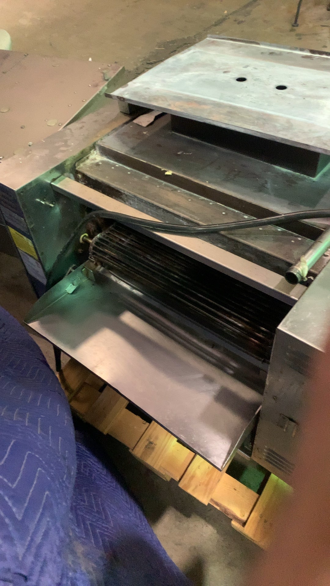 Nieco JF143G Broiler, Conveyor Natural Gas 220V 1PH W Giles Hood System.