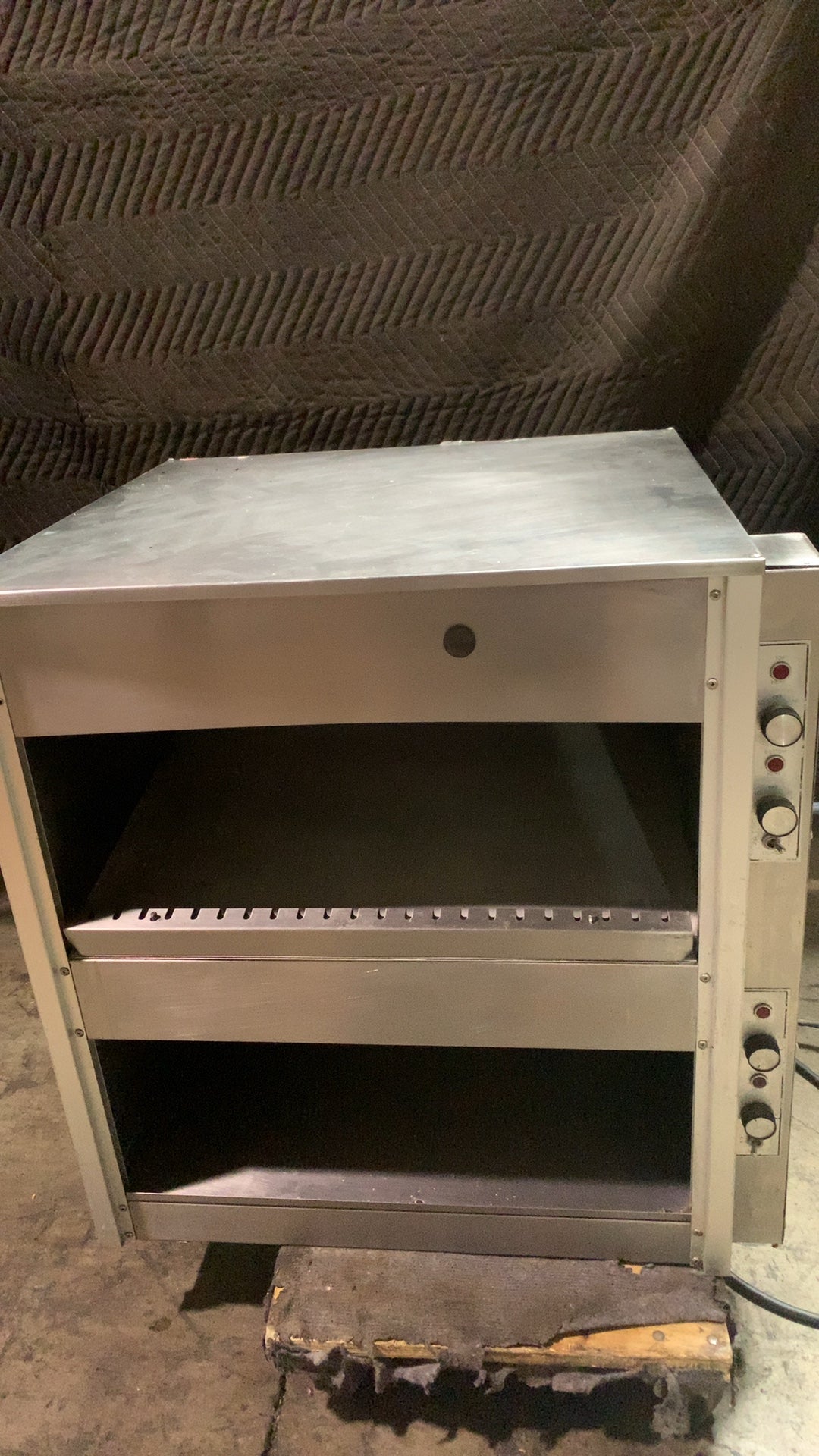 Counter Top Hot Holding Unit. Bottom/Top Heat Controls