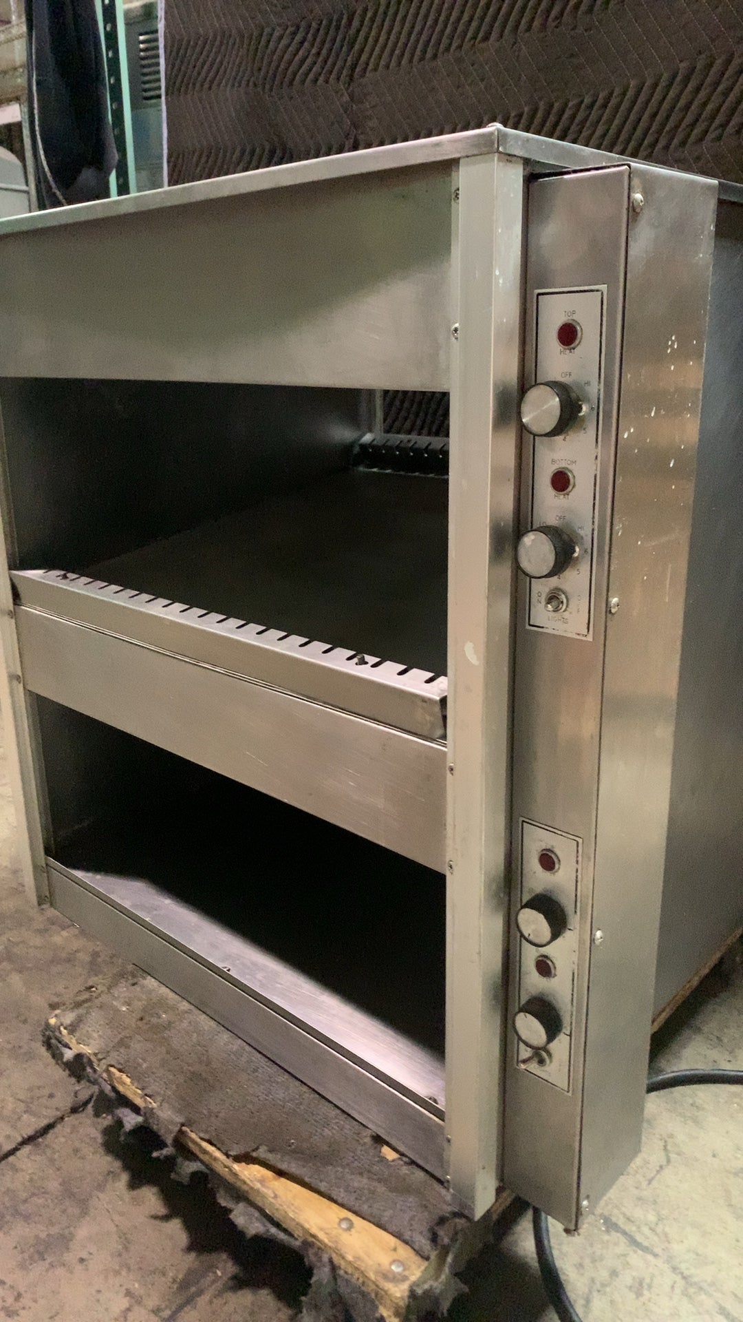 Counter Top Hot Holding Unit. Bottom/Top Heat Controls