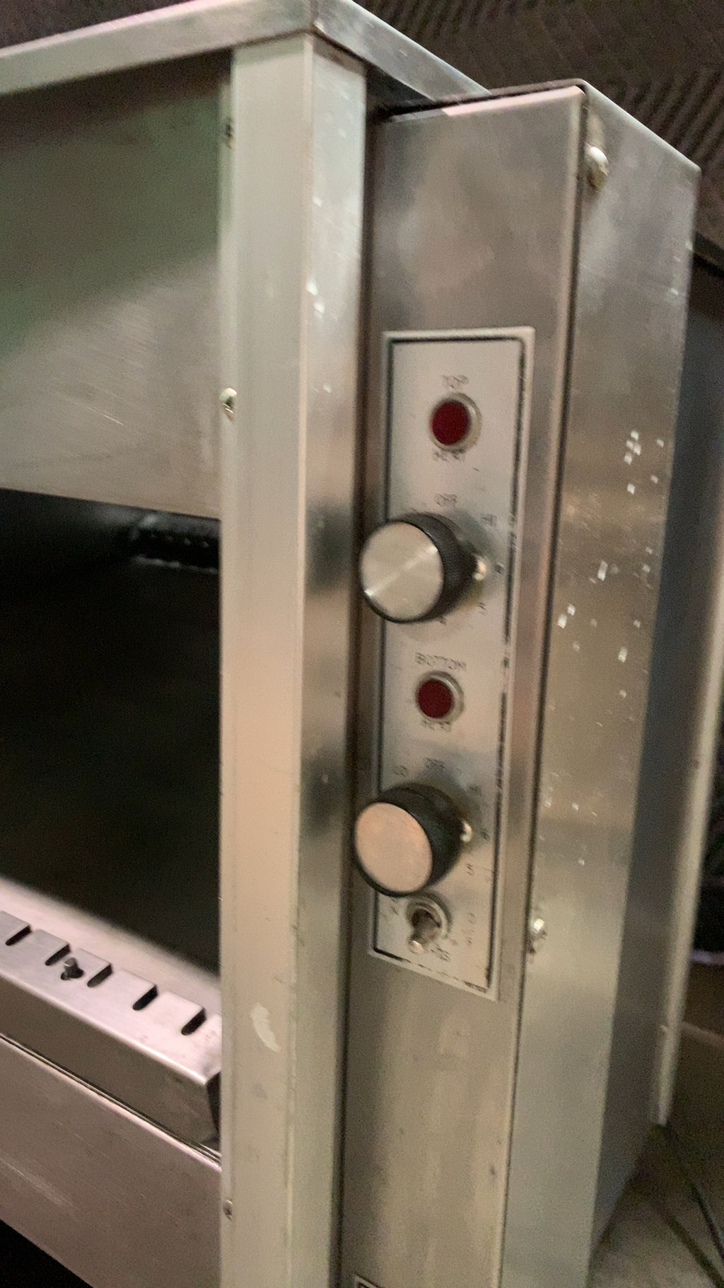 Counter Top Hot Holding Unit. Bottom/Top Heat Controls