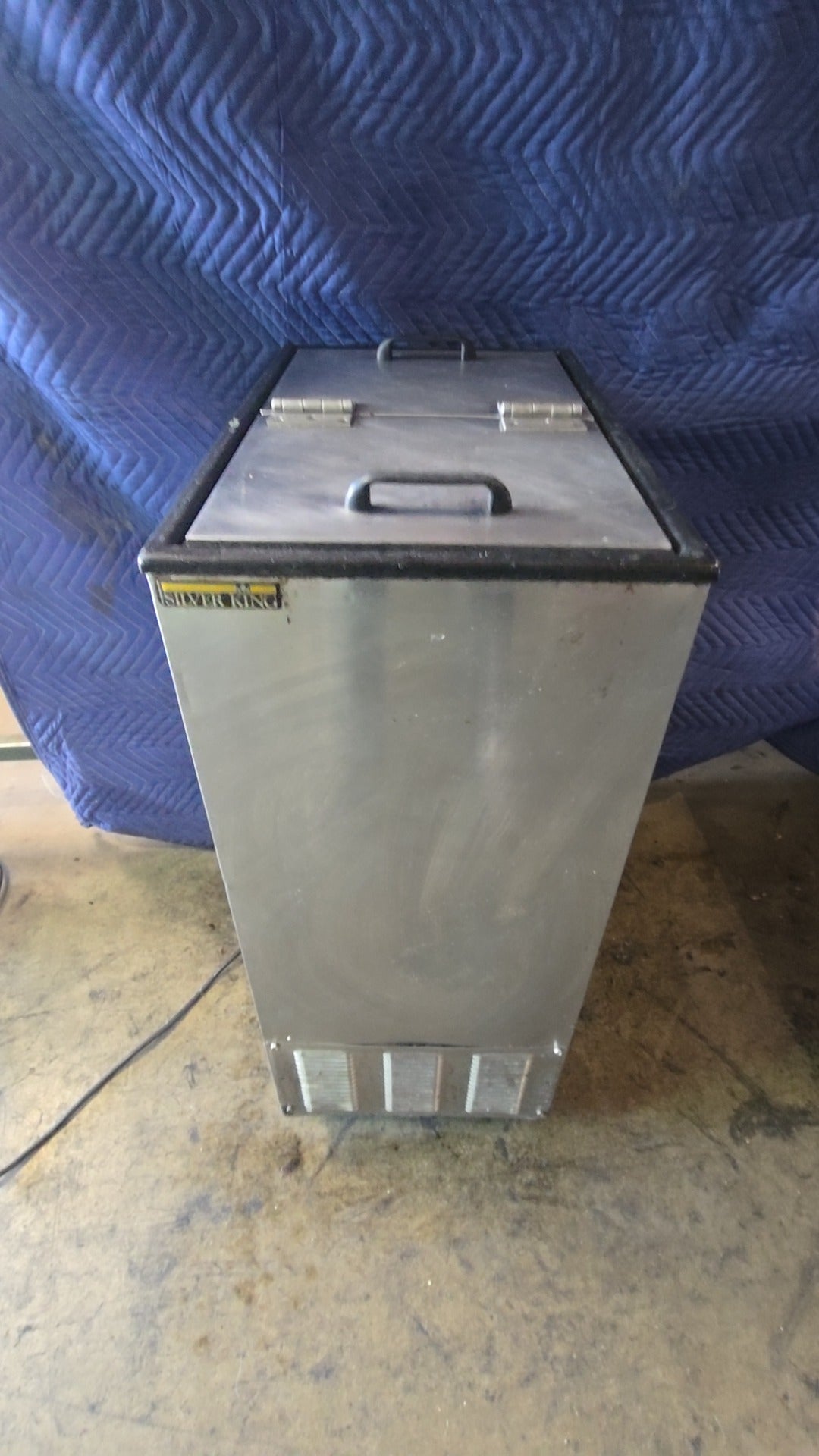 Silver King SKFS9 Commercial Freezer 115 Volts 1.6 Amps R-134A Refrigerant On Casters