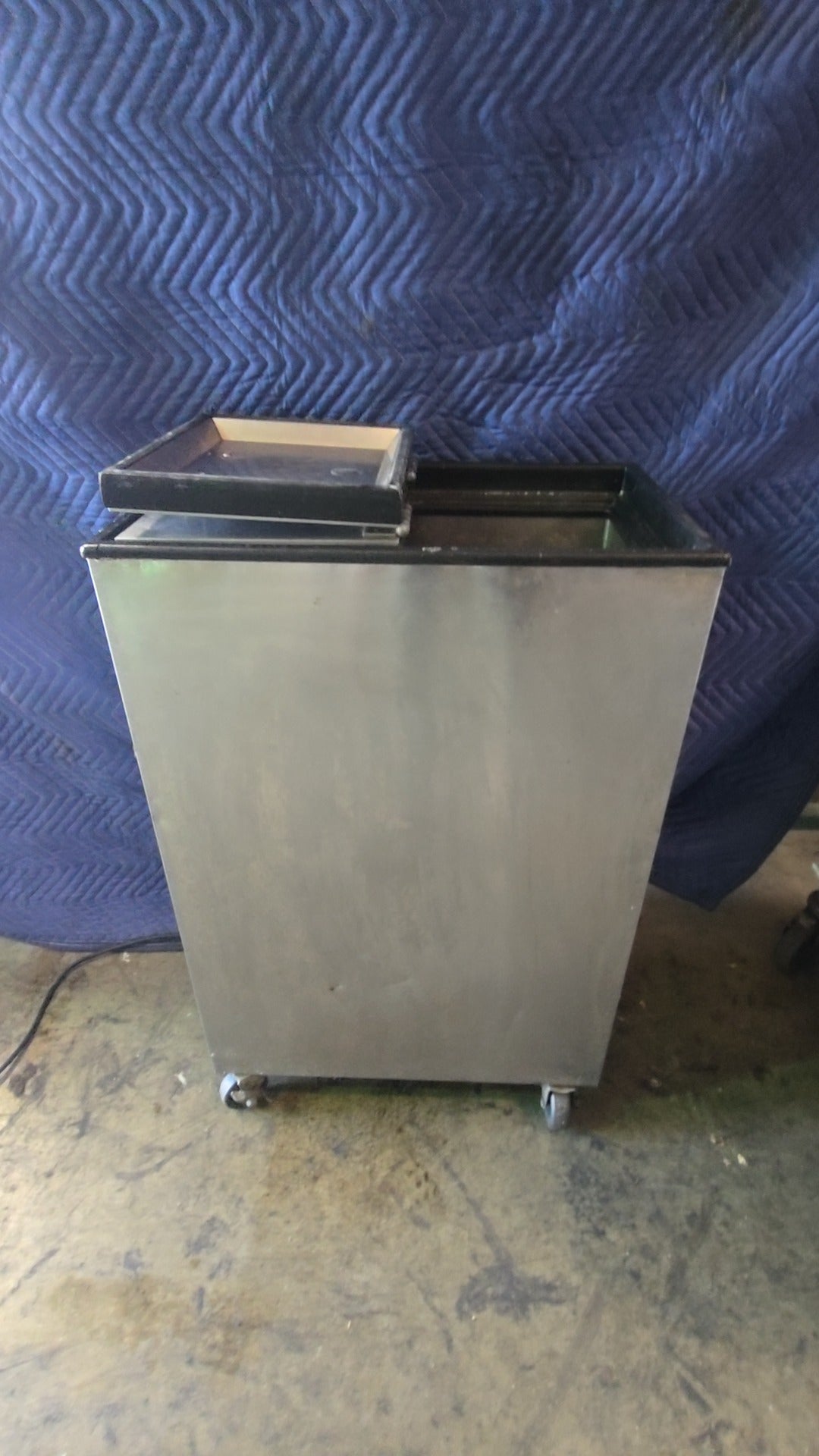 Silver King SKFS9 Commercial Freezer 115 Volts 1.6 Amps R-134A Refrigerant On Casters