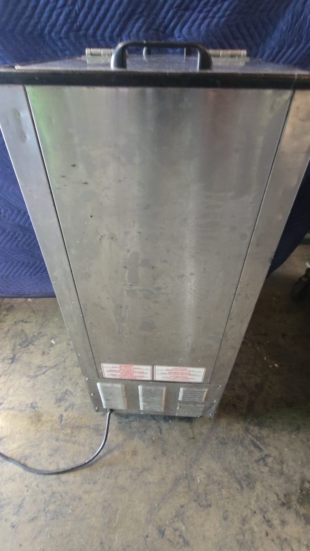 Silver King SKFS9 Commercial Freezer 115 Volts 1.6 Amps R-134A Refrigerant On Casters